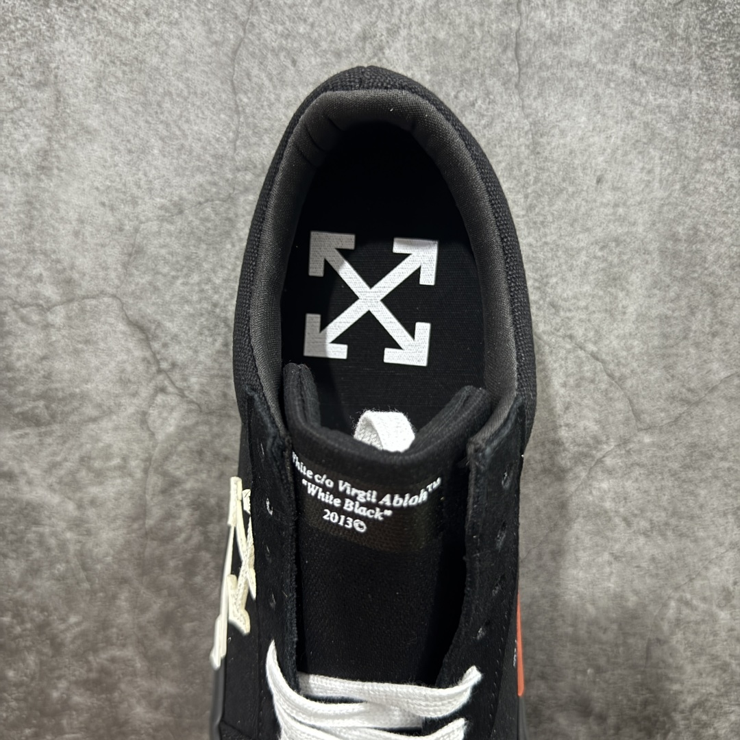 图片[8]-【YH版本】Off-White c/o Virgil Abloh Vulc Low Top 箭头低帮硫化帆布板鞋黑白 尺码：36 37 38 39 40 41 42 43 44 45 46 47 Off-White 近日才发布其春夏新款鞋履，紧跟着就推出全新秋冬鞋款。此番带来的是一系列“ Off-Court ”运动鞋，其中除了基础的黑、白色 Vulc Low-Top 还有一双充满街头韵味的棋盘格元素，亮点其实在鞋内侧的橙色瓶贴以及鞋带头的橙色细节处理。该品牌标志性的箭头标志，防盗扣和鞋带的设计以及鞋后跟的字样也极具“THE TEN”系列的影子。-选品中心