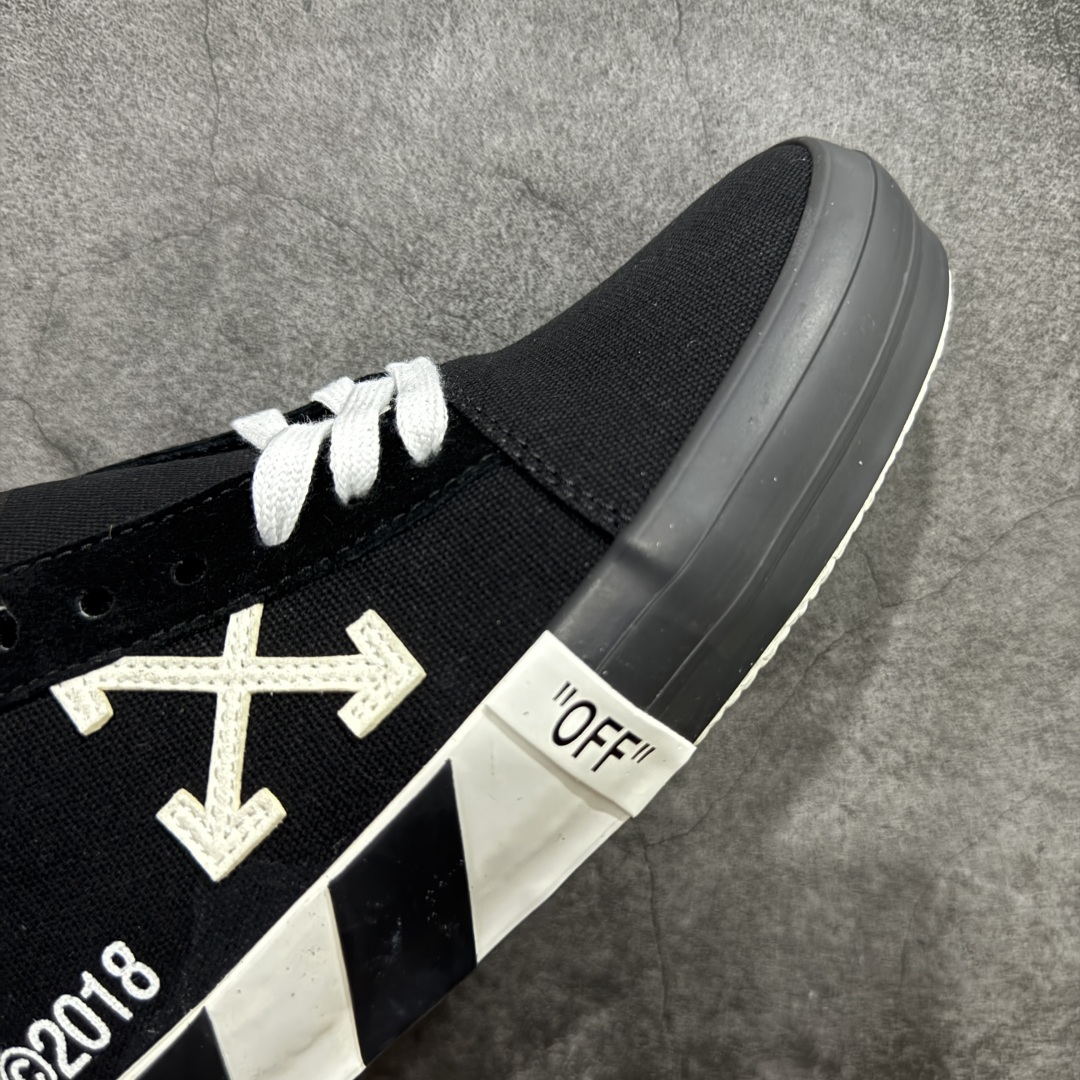 图片[6]-【YH版本】Off-White c/o Virgil Abloh Vulc Low Top 箭头低帮硫化帆布板鞋黑白 尺码：36 37 38 39 40 41 42 43 44 45 46 47 Off-White 近日才发布其春夏新款鞋履，紧跟着就推出全新秋冬鞋款。此番带来的是一系列“ Off-Court ”运动鞋，其中除了基础的黑、白色 Vulc Low-Top 还有一双充满街头韵味的棋盘格元素，亮点其实在鞋内侧的橙色瓶贴以及鞋带头的橙色细节处理。该品牌标志性的箭头标志，防盗扣和鞋带的设计以及鞋后跟的字样也极具“THE TEN”系列的影子。-选品中心