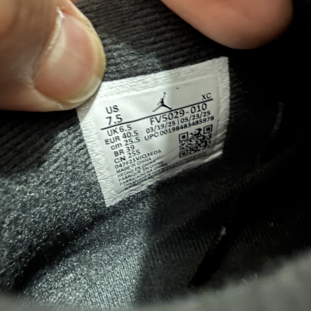 图片[8]-【原厂版】 Air Jordan 4 Retro \”Black Cat\” 乔4 AJ4复刻全新黑猫 2.0 全新升级改良 顶级原厂麂皮绒感到位 原鞋原楦原纸板同源开发 完美呈现乔4的版型 内侧正确双色网格 还原细节 原厂皮料 正确气垫颜色 正确网格工艺 正确拉帮工艺 全鞋原装材料制作 原档案原模具打造 支持全方位与正品对比 尺码：40 40.5 41 42 42.5 43 44 44.5 45 46 47.5-选品中心