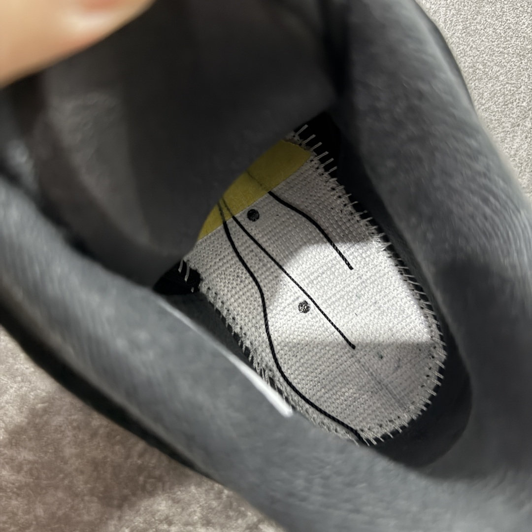 图片[9]-【原厂版】 Air Jordan 4 Retro \”Black Cat\” 乔4 AJ4复刻全新黑猫 2.0 全新升级改良 顶级原厂麂皮绒感到位 原鞋原楦原纸板同源开发 完美呈现乔4的版型 内侧正确双色网格 还原细节 原厂皮料 正确气垫颜色 正确网格工艺 正确拉帮工艺 全鞋原装材料制作 原档案原模具打造 支持全方位与正品对比 尺码：40 40.5 41 42 42.5 43 44 44.5 45 46 47.5-选品中心