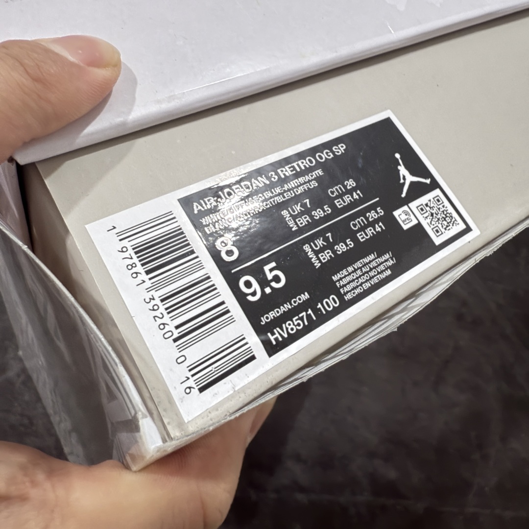 图片[12]-【RN版本】 A Ma Maniére x Air Jordan 3 OG AJ3 x AMM联名白灰蓝 HV8571-100 圈内最强三代系列 匠心打造 开发时长超过半年 目前可过各类鉴定或无法鉴定 裸鞋随便操作 全套原纸板楦头开发 原厂大底磨具加持立体防滑纹理 原装可视Air Sole气垫 原汁原味最完美的三代版型 唯一正确鞋头趴度弧度高度鞋身腰线 原厂TPU彩虹扎染后跟饰片 正确内里反口里网布 皮料菱角分明不变形无多余毛边 广东原厂zp同批次手工大底描漆拉丝 市场唯一原厂鞋扣模具 原厂织唛标 原厂飞人电绣工艺 尾指中部跳三针 独家绑鞋带手法 印刷中底布 四线拉帮 米色美纹纸贴合固定 进口港宝加持 后跟自然饱满 全鞋荧光划线卡点 追求极致完美 每一双都是工艺品 多重QC质检 超越公司货的品控标准 实实在在的免检产品 尺码：40 40.5 41 42 42.5 43 44 44.5 45 45.5 46 47.5 48.5-选品中心