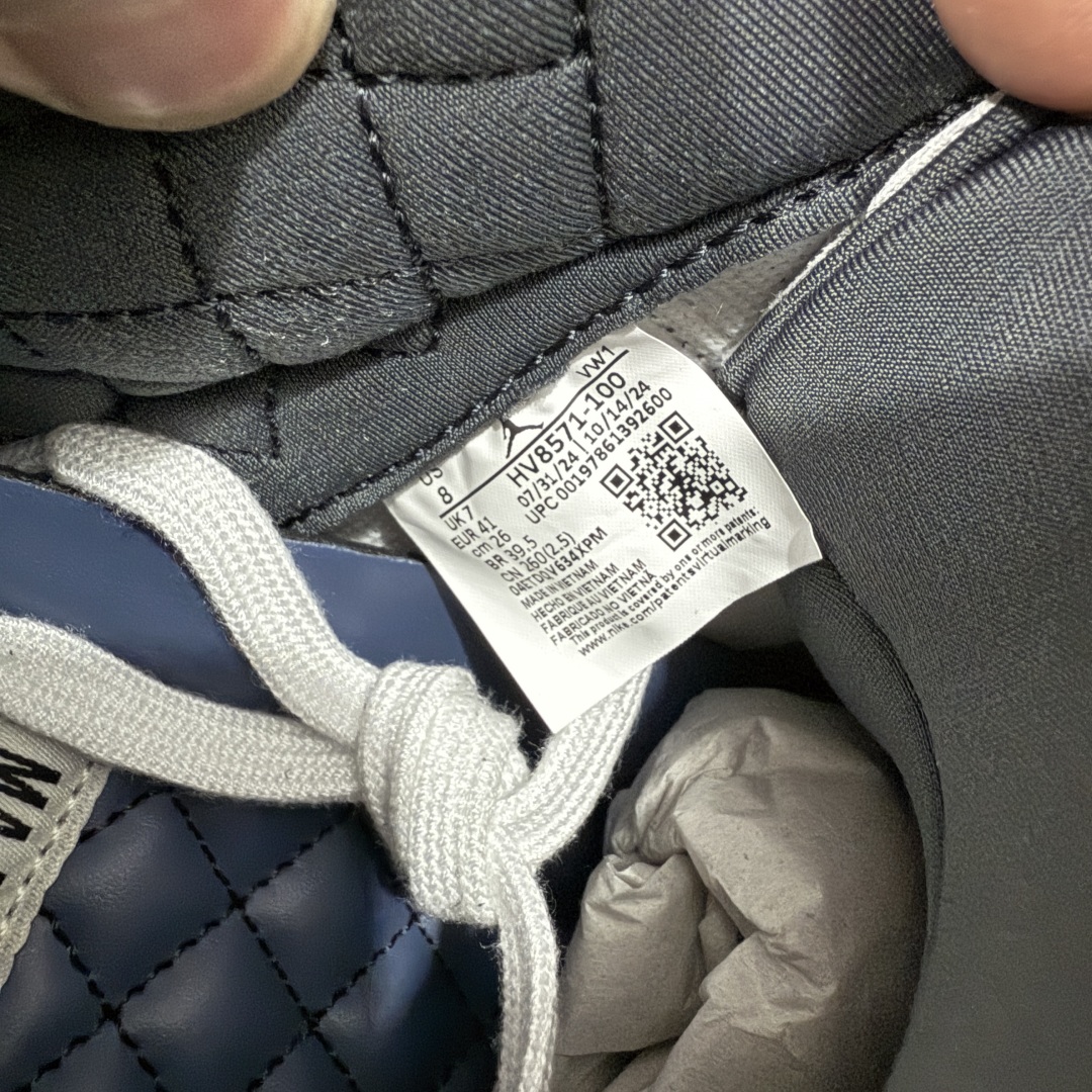 图片[10]-【RN版本】 A Ma Maniére x Air Jordan 3 OG AJ3 x AMM联名白灰蓝 HV8571-100 圈内最强三代系列 匠心打造 开发时长超过半年 目前可过各类鉴定或无法鉴定 裸鞋随便操作 全套原纸板楦头开发 原厂大底磨具加持立体防滑纹理 原装可视Air Sole气垫 原汁原味最完美的三代版型 唯一正确鞋头趴度弧度高度鞋身腰线 原厂TPU彩虹扎染后跟饰片 正确内里反口里网布 皮料菱角分明不变形无多余毛边 广东原厂zp同批次手工大底描漆拉丝 市场唯一原厂鞋扣模具 原厂织唛标 原厂飞人电绣工艺 尾指中部跳三针 独家绑鞋带手法 印刷中底布 四线拉帮 米色美纹纸贴合固定 进口港宝加持 后跟自然饱满 全鞋荧光划线卡点 追求极致完美 每一双都是工艺品 多重QC质检 超越公司货的品控标准 实实在在的免检产品 尺码：40 40.5 41 42 42.5 43 44 44.5 45 45.5 46 47.5 48.5-选品中心