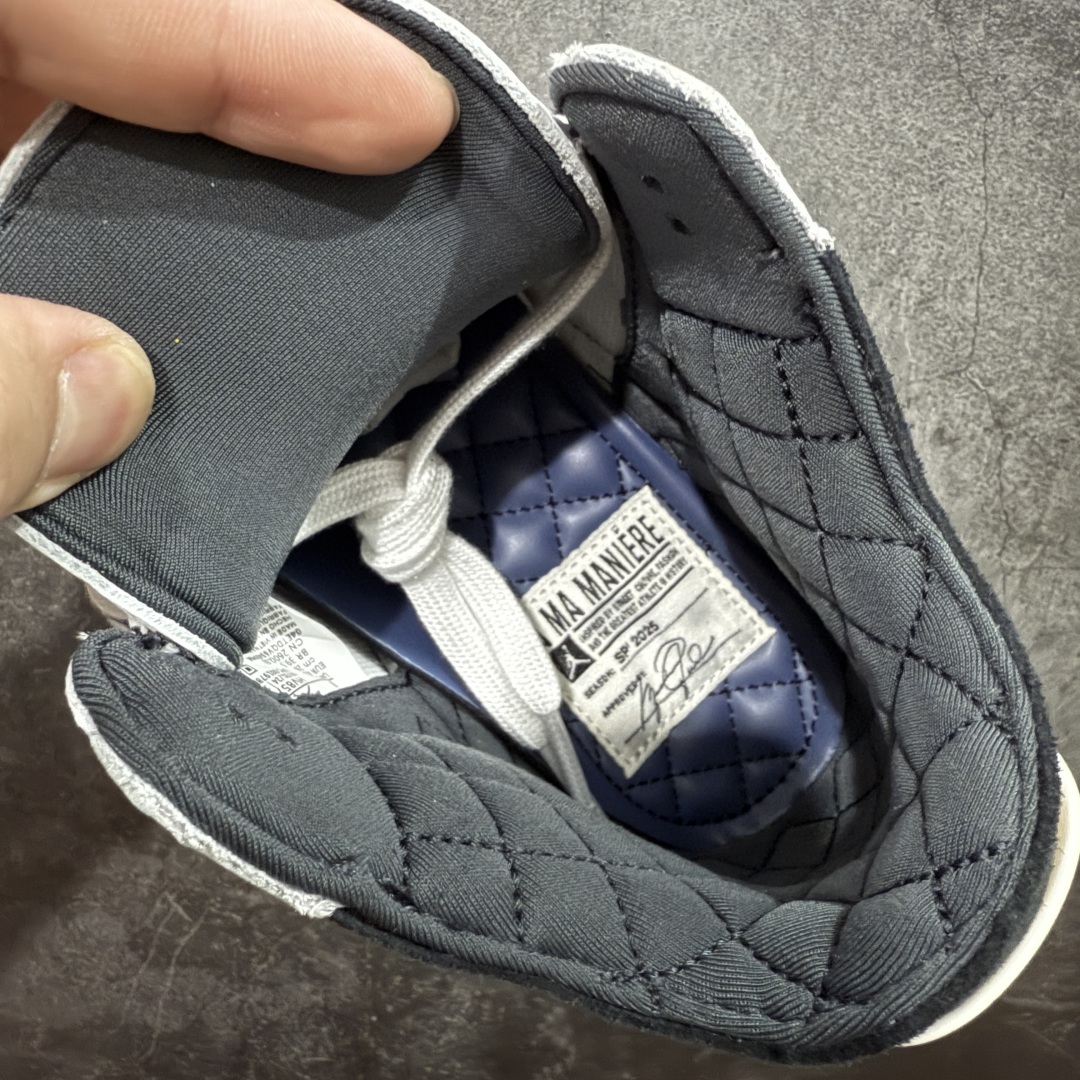 图片[8]-【RN版本】 A Ma Maniére x Air Jordan 3 OG AJ3 x AMM联名白灰蓝 HV8571-100 圈内最强三代系列 匠心打造 开发时长超过半年 目前可过各类鉴定或无法鉴定 裸鞋随便操作 全套原纸板楦头开发 原厂大底磨具加持立体防滑纹理 原装可视Air Sole气垫 原汁原味最完美的三代版型 唯一正确鞋头趴度弧度高度鞋身腰线 原厂TPU彩虹扎染后跟饰片 正确内里反口里网布 皮料菱角分明不变形无多余毛边 广东原厂zp同批次手工大底描漆拉丝 市场唯一原厂鞋扣模具 原厂织唛标 原厂飞人电绣工艺 尾指中部跳三针 独家绑鞋带手法 印刷中底布 四线拉帮 米色美纹纸贴合固定 进口港宝加持 后跟自然饱满 全鞋荧光划线卡点 追求极致完美 每一双都是工艺品 多重QC质检 超越公司货的品控标准 实实在在的免检产品 尺码：40 40.5 41 42 42.5 43 44 44.5 45 45.5 46 47.5 48.5-选品中心