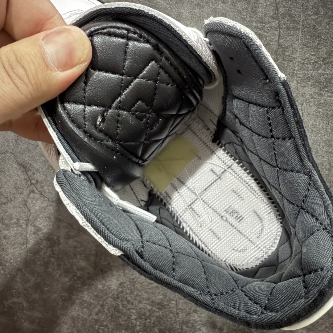 图片[9]-【RN版本】 A Ma Maniére x Air Jordan 3 OG AJ3 x AMM联名白灰蓝 HV8571-100 圈内最强三代系列 匠心打造 开发时长超过半年 目前可过各类鉴定或无法鉴定 裸鞋随便操作 全套原纸板楦头开发 原厂大底磨具加持立体防滑纹理 原装可视Air Sole气垫 原汁原味最完美的三代版型 唯一正确鞋头趴度弧度高度鞋身腰线 原厂TPU彩虹扎染后跟饰片 正确内里反口里网布 皮料菱角分明不变形无多余毛边 广东原厂zp同批次手工大底描漆拉丝 市场唯一原厂鞋扣模具 原厂织唛标 原厂飞人电绣工艺 尾指中部跳三针 独家绑鞋带手法 印刷中底布 四线拉帮 米色美纹纸贴合固定 进口港宝加持 后跟自然饱满 全鞋荧光划线卡点 追求极致完美 每一双都是工艺品 多重QC质检 超越公司货的品控标准 实实在在的免检产品 尺码：40 40.5 41 42 42.5 43 44 44.5 45 45.5 46 47.5 48.5-选品中心