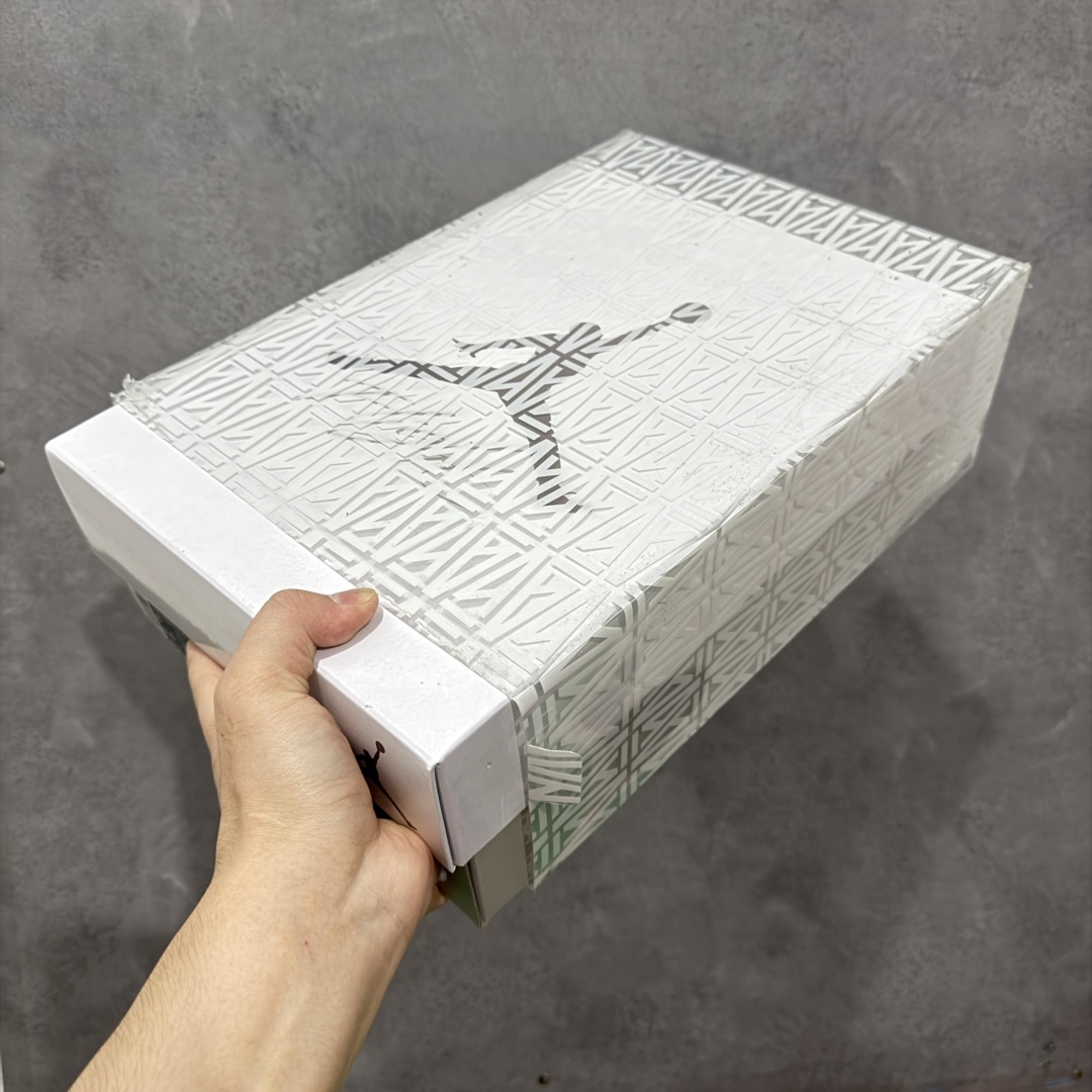 图片[13]-【RN版本】 A Ma Maniére x Air Jordan 3 OG AJ3 x AMM联名白灰蓝 HV8571-100 圈内最强三代系列 匠心打造 开发时长超过半年 目前可过各类鉴定或无法鉴定 裸鞋随便操作 全套原纸板楦头开发 原厂大底磨具加持立体防滑纹理 原装可视Air Sole气垫 原汁原味最完美的三代版型 唯一正确鞋头趴度弧度高度鞋身腰线 原厂TPU彩虹扎染后跟饰片 正确内里反口里网布 皮料菱角分明不变形无多余毛边 广东原厂zp同批次手工大底描漆拉丝 市场唯一原厂鞋扣模具 原厂织唛标 原厂飞人电绣工艺 尾指中部跳三针 独家绑鞋带手法 印刷中底布 四线拉帮 米色美纹纸贴合固定 进口港宝加持 后跟自然饱满 全鞋荧光划线卡点 追求极致完美 每一双都是工艺品 多重QC质检 超越公司货的品控标准 实实在在的免检产品 尺码：40 40.5 41 42 42.5 43 44 44.5 45 45.5 46 47.5 48.5-选品中心