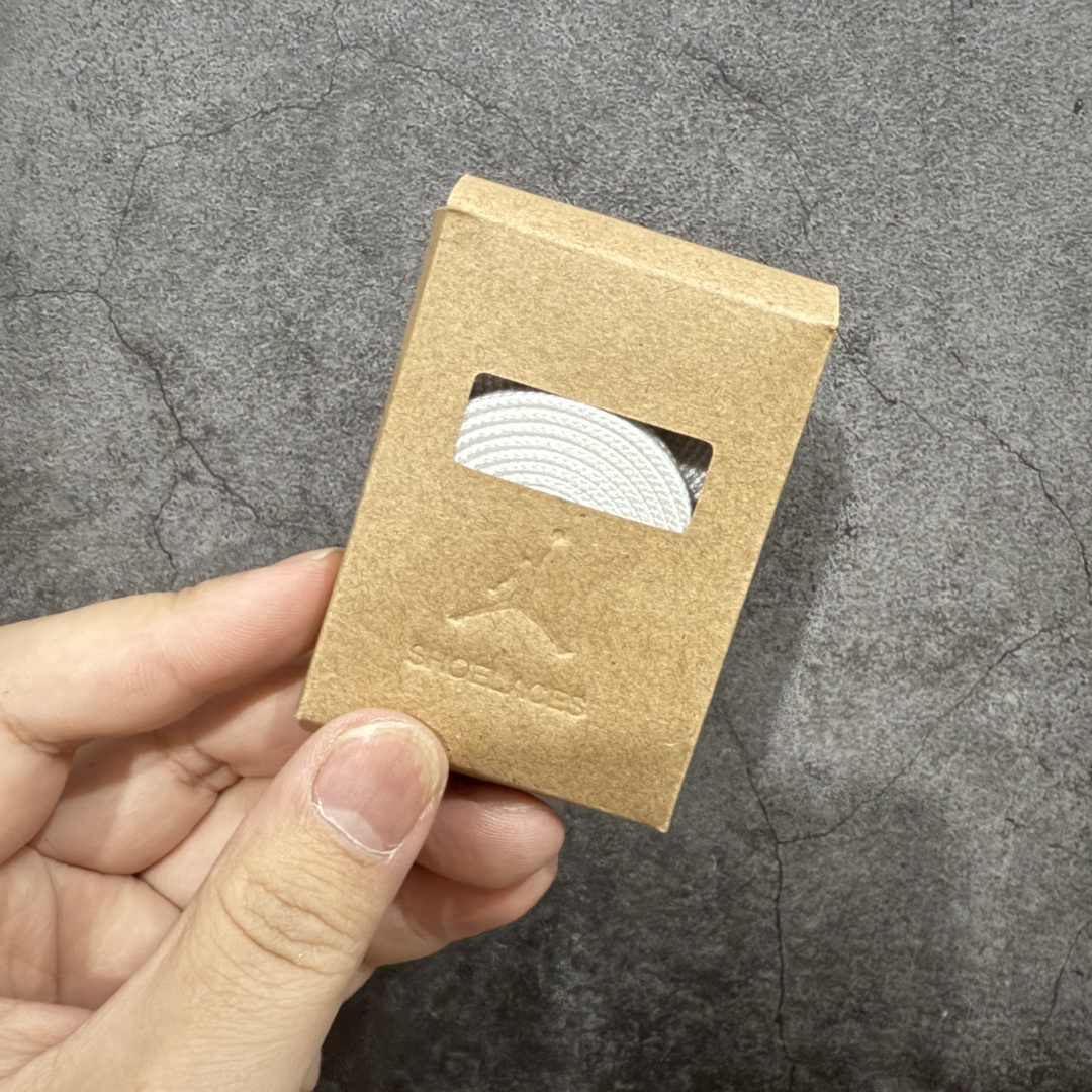 图片[11]-【RN版本】 A Ma Maniére x Air Jordan 3 OG AJ3 x AMM联名白灰蓝 HV8571-100 圈内最强三代系列 匠心打造 开发时长超过半年 目前可过各类鉴定或无法鉴定 裸鞋随便操作 全套原纸板楦头开发 原厂大底磨具加持立体防滑纹理 原装可视Air Sole气垫 原汁原味最完美的三代版型 唯一正确鞋头趴度弧度高度鞋身腰线 原厂TPU彩虹扎染后跟饰片 正确内里反口里网布 皮料菱角分明不变形无多余毛边 广东原厂zp同批次手工大底描漆拉丝 市场唯一原厂鞋扣模具 原厂织唛标 原厂飞人电绣工艺 尾指中部跳三针 独家绑鞋带手法 印刷中底布 四线拉帮 米色美纹纸贴合固定 进口港宝加持 后跟自然饱满 全鞋荧光划线卡点 追求极致完美 每一双都是工艺品 多重QC质检 超越公司货的品控标准 实实在在的免检产品 尺码：40 40.5 41 42 42.5 43 44 44.5 45 45.5 46 47.5 48.5-选品中心