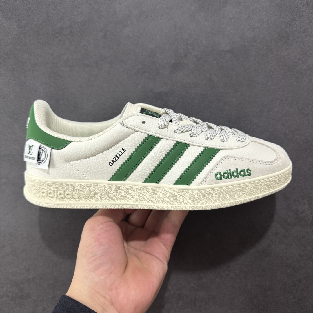 【定制版】adidas originals GAZELLE INDOOR IndoorSUP T头鞋 LV联名 防滑耐磨轻便 低帮 板鞋 男女同款 白绿 以柔软的皮革鞋面搭配耐磨橡胶外底,展现出复古与现代的融合。鞋面采用细腻纹理设计,搭配军绿三条杠,尽显品牌经典。无论是运动场还是街头,这双鞋都能轻松驾驭。 货号: XD6188-102 尺码: 36 36.5 37 38 38.5 39 40 40.5 41 42 42.5 43 44 44.5 45-选品中心