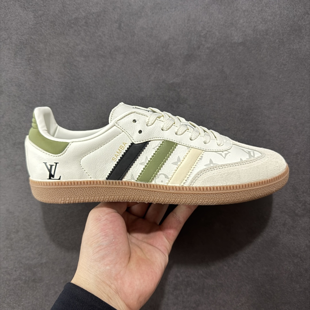 【定制版】AD Original Samba OG 复古经典轻便板鞋 定制配色 这款桑巴鞋展示了高质量的工艺 带有装饰的超锁缝制和无缝的手感 柔软、柔软的皮革造型和标志性的3条纹完成了精致的外观 正规合身鞋带 鞋面上有绒面鞋垫 橡胶鞋底 享受正畸套筒软感 自50年代首次亮相以来就一直在赢得粉丝的青睐 货号:GJ75809 尺码:36 36.5 37.5 38 38.5 39 40 40.5 41 42 42.5 43 44 44.5 45-选品中心