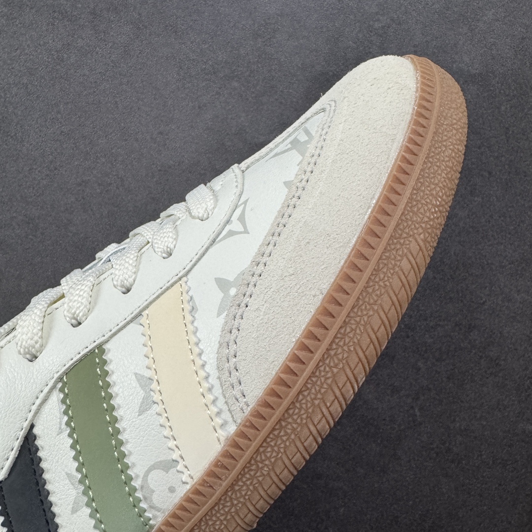 图片[5]-【定制版】AD Original Samba OG 复古经典轻便板鞋 定制配色 这款桑巴鞋展示了高质量的工艺 带有装饰的超锁缝制和无缝的手感 柔软、柔软的皮革造型和标志性的3条纹完成了精致的外观 正规合身鞋带 鞋面上有绒面鞋垫 橡胶鞋底 享受正畸套筒软感 自50年代首次亮相以来就一直在赢得粉丝的青睐 货号：GJ75809 尺码：36 36.5 37.5 38 38.5 39 40 40.5 41 42 42.5 43 44 44.5 45-选品中心