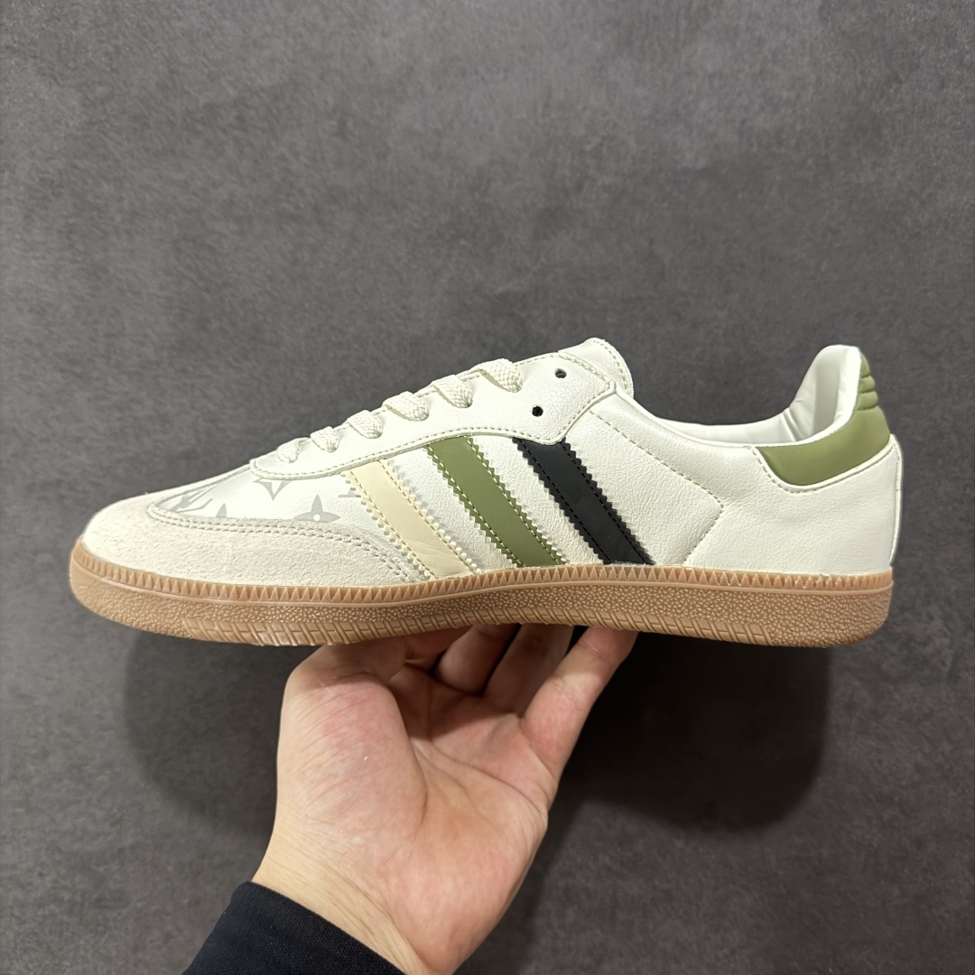 图片[2]-【定制版】AD Original Samba OG 复古经典轻便板鞋 定制配色 这款桑巴鞋展示了高质量的工艺 带有装饰的超锁缝制和无缝的手感 柔软、柔软的皮革造型和标志性的3条纹完成了精致的外观 正规合身鞋带 鞋面上有绒面鞋垫 橡胶鞋底 享受正畸套筒软感 自50年代首次亮相以来就一直在赢得粉丝的青睐 货号：GJ75809 尺码：36 36.5 37.5 38 38.5 39 40 40.5 41 42 42.5 43 44 44.5 45-选品中心