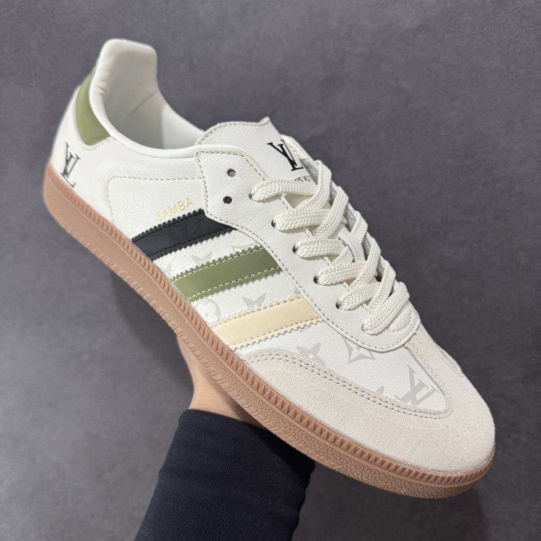 图片[3]-【定制版】AD Original Samba OG 复古经典轻便板鞋 定制配色 这款桑巴鞋展示了高质量的工艺 带有装饰的超锁缝制和无缝的手感 柔软、柔软的皮革造型和标志性的3条纹完成了精致的外观 正规合身鞋带 鞋面上有绒面鞋垫 橡胶鞋底 享受正畸套筒软感 自50年代首次亮相以来就一直在赢得粉丝的青睐 货号：GJ75809 尺码：36 36.5 37.5 38 38.5 39 40 40.5 41 42 42.5 43 44 44.5 45-选品中心
