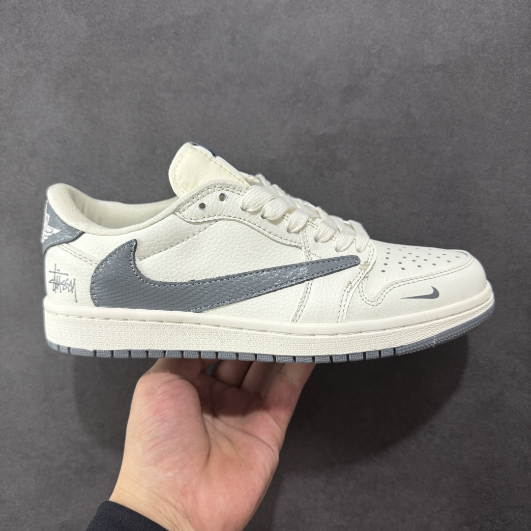 【定制版】Travis Scott x Nike Air Jordan 1 Low x Stussy Air Jordan 1 Low 反转白灰小勾倒钩 纯原版本 全鞋采用原装头层皮,用料扎实 精雕细琢 鞋型极致还原 飞翼3D打印改良 深度立体 四线中底拉帮皮料选材 钢印 背胶一应俱全 全新批次 原装原模大底全鞋原厂定制皮料,手感细腻正确折边工艺 完美细节诠释 货号:JW1188 133 尺码:36 36.5 37.5 38 38.5 39 40 40.5 41 42 42.5 43 44 44.5 45-选品中心