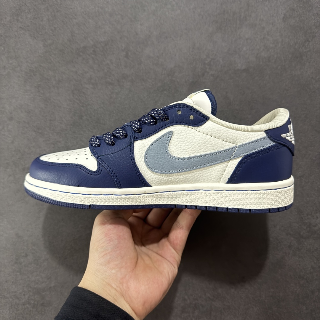 图片[2]-【定制版】Travis Scott x Nike Air Jordan 1 Low x Superme Air Jordan 1 Low 反转蓝白小勾满天星倒钩 纯原版本 全鞋采用原装头层皮，用料扎实 精雕细琢 鞋型极致还原 飞翼3D打印改良 深度立体 四线中底拉帮皮料选材 钢印 背胶一应俱全 全新批次 原装原模大底全鞋原厂定制皮料，手感细腻正确折边工艺 完美细节诠释 货号：JW1188 132 尺码：36 36.5 37.5 38 38.5 39 40 40.5 41 42 42.5 43 44 44.5 45-选品中心