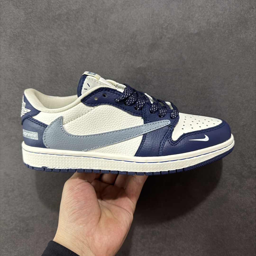 【定制版】Travis Scott x Nike Air Jordan 1 Low x Superme Air Jordan 1 Low 反转蓝白小勾满天星倒钩 纯原版本 全鞋采用原装头层皮,用料扎实 精雕细琢 鞋型极致还原 飞翼3D打印改良 深度立体 四线中底拉帮皮料选材 钢印 背胶一应俱全 全新批次 原装原模大底全鞋原厂定制皮料,手感细腻正确折边工艺 完美细节诠释 货号:JW1188 132 尺码:36 36.5 37.5 38 38.5 39 40 40.5 41 42 42.5 43 44 44.5 45-选品中心