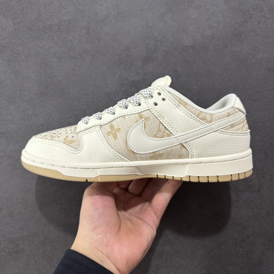 图片[2]-【定制版】Nike SB Dunk Low x Louis Vuitton 白黄 纯原大厂出品 极力推荐 原装头层材料 独家版型蒸餾加工 帶來的是更好的视觉和脚感体验 大厂纯原品质出货 清洁度 电绣工艺 皮料切割干净无任何毛边 细节完美 货号：JP1628 007 尺码：36 36.5 37.5 38 38.5 39 40 40.5 41 42 42.5 43 44 44.5 45-选品中心