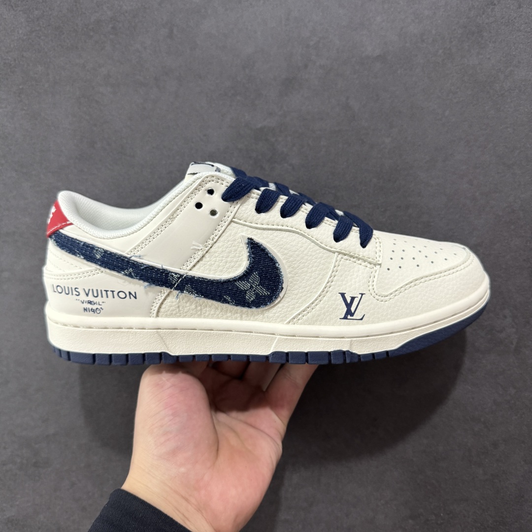 【定制版】Nike Air Dunk LOW 1“LV联名——牛仔蓝红 ”经典牛仔蓝红搭配 满天星鞋带 海外潮流爆款 低帮 复古 减震 防滑 耐磨 篮球鞋 定制鞋盒 大厂纯原品质出货 超高清洁度 皮料切割干净无任何毛边 细节完美 货号:JP1628-037 尺码:36 36.5 37.5 38 38.5 39 40 40.5 41 42 42.5 43 44 44.5 45-选品中心