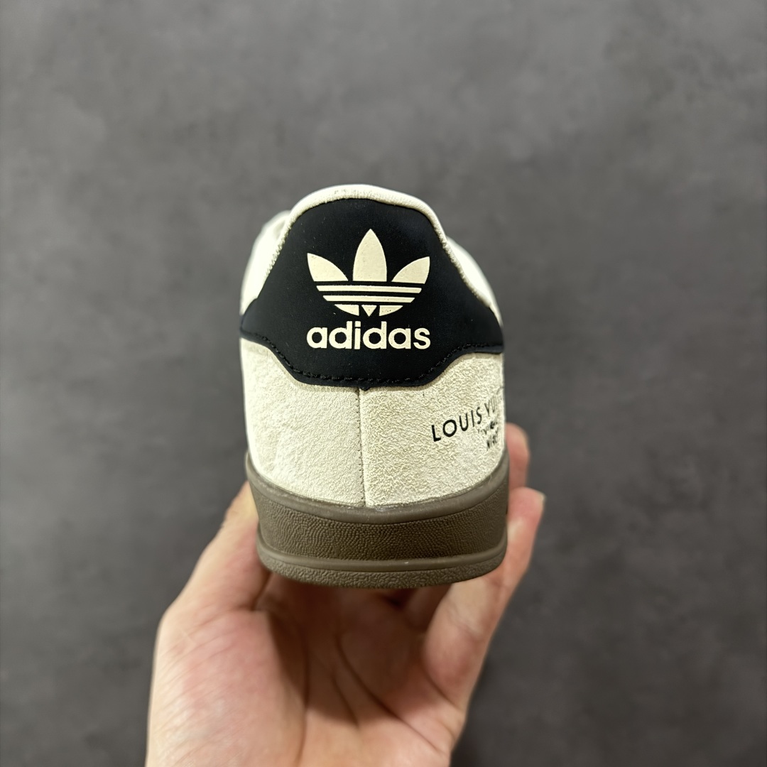 图片[4]-【定制版】adidas 德训鞋 “LV联名-卡布奇诺”舒适百搭 低帮休闲板鞋 高端定制 大厂纯原品质出货 超高清洁度 细节完美 货号：SC9207-724 尺码：36 36.5 37.5 38 38.5 39 40 40.5 41 42 42.5 43 44 44.5 45-选品中心