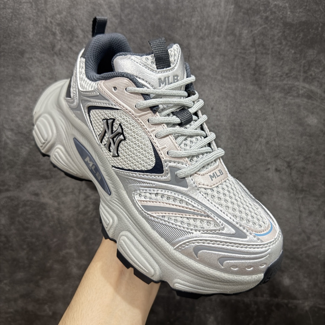 图片[3]-【纯原订单】MLB Winner Chunky 25新款 NY百搭舒适休闲潮流运动厚底增高 防滑耐磨 低帮 老爹鞋 男女同款 银色 潮流厚底时尚街头赛博老爹鞋 MLB官方同步出货 虞书欣等众多潮流明星同款 高弹双层MD大底 原楦原档案数据开发版型（完美鞋头弧度/后套收口效果🆚市面文案版本‼️） 原厂立体填充鞋舌海绵 中底注胶孔原数据开发模具大底原厂转印标市面上唯一纯原版本 原材料打造 内增高6cm 原厂1：1模具开发 原厂进口纳米材质 原盒雷射防伪标包装 天猫订单品质 官网尺码：35 36 36.5 37.5 38 38.5 39 40 40.5 41 42 42.5 43 44 45-选品中心