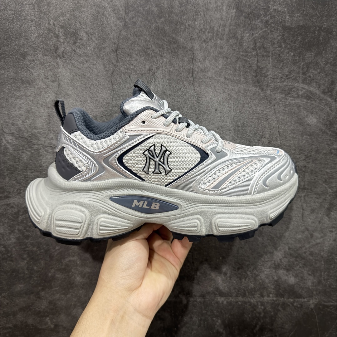 【纯原订单】MLB Winner Chunky 25新款 NY百搭舒适休闲潮流运动厚底增高 防滑耐磨 低帮 老爹鞋 男女同款 银色 潮流厚底时尚街头赛博老爹鞋 MLB官方同步出货 虞书欣等众多潮流明星同款 高弹双层MD大底 原楦原档案数据开发版型(完美鞋头弧度/后套收口效果🆚市面文案版本‼️) 原厂立体填充鞋舌海绵 中底注胶孔原数据开发模具大底原厂转印标市面上唯一纯原版本 原材料打造 内增高6cm 原厂1:1模具开发 原厂进口纳米材质 原盒雷射防伪标包装 天猫订单品质 官网尺码:35 36 36.5 37.5 38 38.5 39 40 40.5 41 42 42.5 43 44 45-选品中心