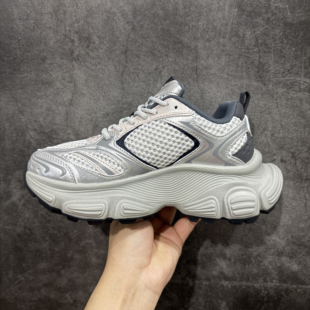 图片[2]-【纯原订单】MLB Winner Chunky 25新款 NY百搭舒适休闲潮流运动厚底增高 防滑耐磨 低帮 老爹鞋 男女同款 银色 潮流厚底时尚街头赛博老爹鞋 MLB官方同步出货 虞书欣等众多潮流明星同款 高弹双层MD大底 原楦原档案数据开发版型（完美鞋头弧度/后套收口效果🆚市面文案版本‼️） 原厂立体填充鞋舌海绵 中底注胶孔原数据开发模具大底原厂转印标市面上唯一纯原版本 原材料打造 内增高6cm 原厂1：1模具开发 原厂进口纳米材质 原盒雷射防伪标包装 天猫订单品质 官网尺码：35 36 36.5 37.5 38 38.5 39 40 40.5 41 42 42.5 43 44 45-选品中心