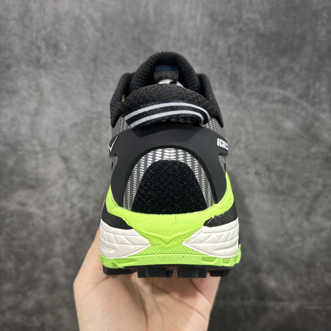 图片[4]-【公司级】HOKA ONE ONE Mafate Speed 2 Low 玛法特2代系列低帮轻量户外越野休闲运动慢跑鞋 HOKA ONE ONE 最近推出了一个胶囊系列 Origin Story 这个系列里的 Mafate Speed 2 可以说让我日思夜想有一阵子了 最近终于拔草 让我来分享一下这双也是上脚赞到爆的越野跑鞋吧 以阿尔卑斯山脉作为主题将亮黄色与蓝色调覆盖在这经典轮廓之上 配色的呈现效果相当亮眼 以至于很多人买这个配色是用来日常搭配的 鞋面采用超轻的无缝架构 轻薄的TPU贴在透气的鞋面材料上 减轻重量同时也保证了支撑性 鞋底则采用滚动平衡技术 引导跑者回归自然步态 祖传的神奇EVA材质中底依旧是一如既往地表现优秀 能提供充足的缓震 作为HOKA家的越野跑鞋 VIBRAM 橡胶大底也是必不可少的 即便在复杂湿滑的地形 依旧能有良好的抓地力及稳定性 鞋带采用了弹性不易松脱的扁宽弹性鞋带 前掌与中掌部分也进行了加宽 也更加适合亚洲人的脚型 是一款十分全面且足够强悍的户外硬核越野鞋 而这双极其亮眼的越野跑鞋恰好又是在江山一百中参赛的UTMB冠军 Ludovic POMMERET 夺冠时穿着的战靴 这就让它变得更加有吸引力了 用来日常搭配的话短裤是基本不挑 长裤我个人推荐阔腿裤 工装裤以及各种长筒牛仔裤都可以 尺码：36 36.5 37.5 38 38.5 39 40 40.5 41 42 42.5 43 44 44.5 45-选品中心