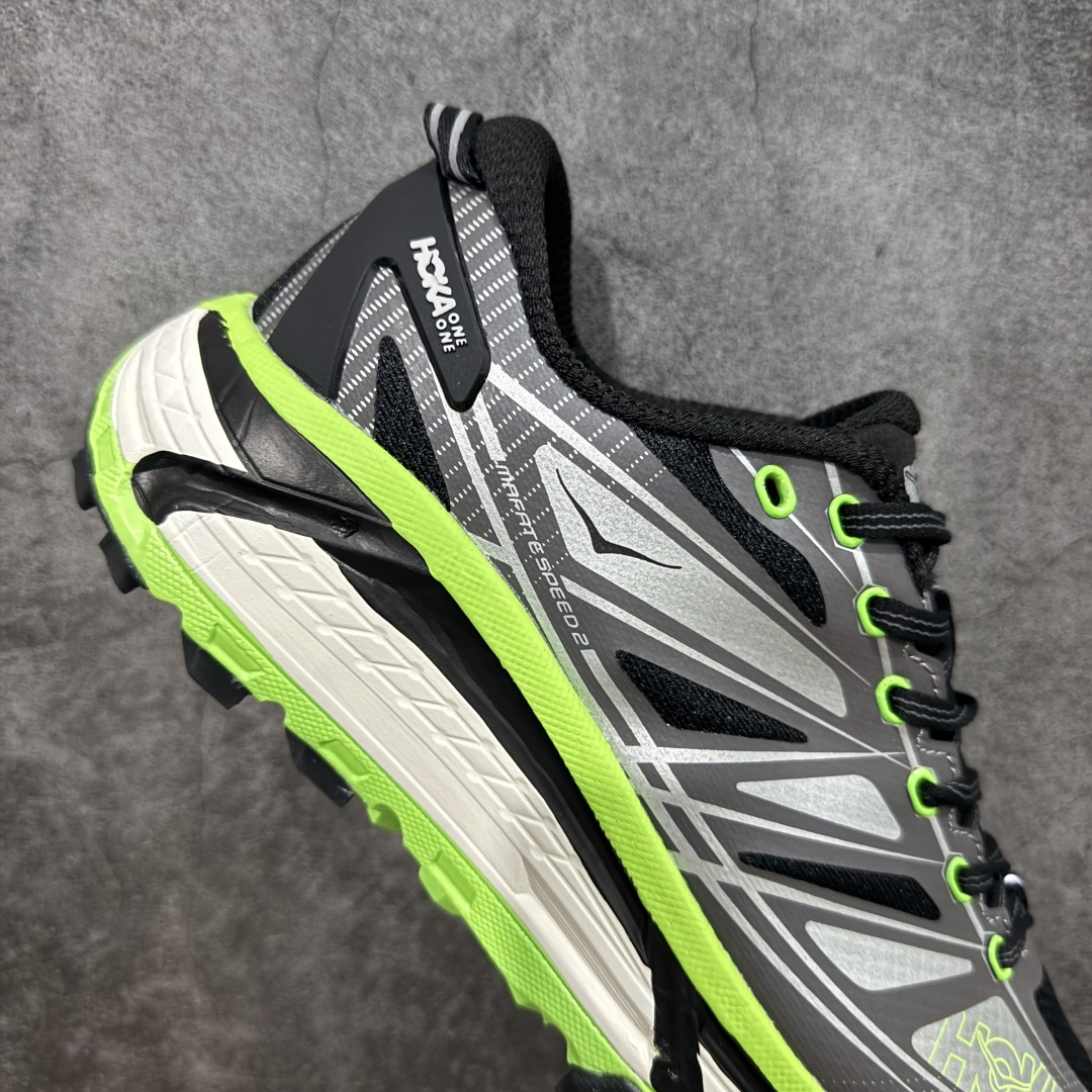 图片[7]-【公司级】HOKA ONE ONE Mafate Speed 2 Low 玛法特2代系列低帮轻量户外越野休闲运动慢跑鞋 HOKA ONE ONE 最近推出了一个胶囊系列 Origin Story 这个系列里的 Mafate Speed 2 可以说让我日思夜想有一阵子了 最近终于拔草 让我来分享一下这双也是上脚赞到爆的越野跑鞋吧 以阿尔卑斯山脉作为主题将亮黄色与蓝色调覆盖在这经典轮廓之上 配色的呈现效果相当亮眼 以至于很多人买这个配色是用来日常搭配的 鞋面采用超轻的无缝架构 轻薄的TPU贴在透气的鞋面材料上 减轻重量同时也保证了支撑性 鞋底则采用滚动平衡技术 引导跑者回归自然步态 祖传的神奇EVA材质中底依旧是一如既往地表现优秀 能提供充足的缓震 作为HOKA家的越野跑鞋 VIBRAM 橡胶大底也是必不可少的 即便在复杂湿滑的地形 依旧能有良好的抓地力及稳定性 鞋带采用了弹性不易松脱的扁宽弹性鞋带 前掌与中掌部分也进行了加宽 也更加适合亚洲人的脚型 是一款十分全面且足够强悍的户外硬核越野鞋 而这双极其亮眼的越野跑鞋恰好又是在江山一百中参赛的UTMB冠军 Ludovic POMMERET 夺冠时穿着的战靴 这就让它变得更加有吸引力了 用来日常搭配的话短裤是基本不挑 长裤我个人推荐阔腿裤 工装裤以及各种长筒牛仔裤都可以 尺码：36 36.5 37.5 38 38.5 39 40 40.5 41 42 42.5 43 44 44.5 45-选品中心