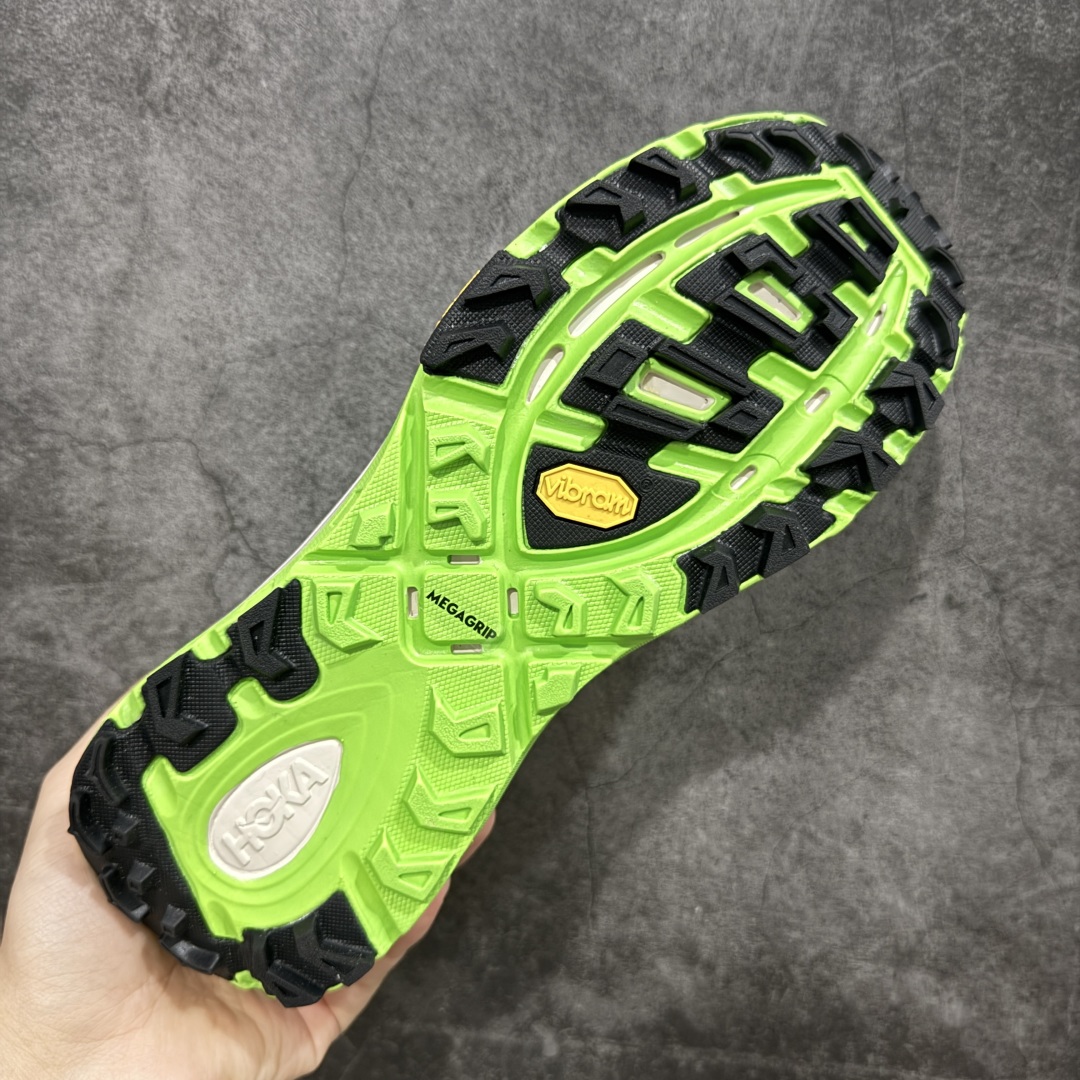 图片[9]-【公司级】HOKA ONE ONE Mafate Speed 2 Low 玛法特2代系列低帮轻量户外越野休闲运动慢跑鞋 HOKA ONE ONE 最近推出了一个胶囊系列 Origin Story 这个系列里的 Mafate Speed 2 可以说让我日思夜想有一阵子了 最近终于拔草 让我来分享一下这双也是上脚赞到爆的越野跑鞋吧 以阿尔卑斯山脉作为主题将亮黄色与蓝色调覆盖在这经典轮廓之上 配色的呈现效果相当亮眼 以至于很多人买这个配色是用来日常搭配的 鞋面采用超轻的无缝架构 轻薄的TPU贴在透气的鞋面材料上 减轻重量同时也保证了支撑性 鞋底则采用滚动平衡技术 引导跑者回归自然步态 祖传的神奇EVA材质中底依旧是一如既往地表现优秀 能提供充足的缓震 作为HOKA家的越野跑鞋 VIBRAM 橡胶大底也是必不可少的 即便在复杂湿滑的地形 依旧能有良好的抓地力及稳定性 鞋带采用了弹性不易松脱的扁宽弹性鞋带 前掌与中掌部分也进行了加宽 也更加适合亚洲人的脚型 是一款十分全面且足够强悍的户外硬核越野鞋 而这双极其亮眼的越野跑鞋恰好又是在江山一百中参赛的UTMB冠军 Ludovic POMMERET 夺冠时穿着的战靴 这就让它变得更加有吸引力了 用来日常搭配的话短裤是基本不挑 长裤我个人推荐阔腿裤 工装裤以及各种长筒牛仔裤都可以 尺码：36 36.5 37.5 38 38.5 39 40 40.5 41 42 42.5 43 44 44.5 45-选品中心