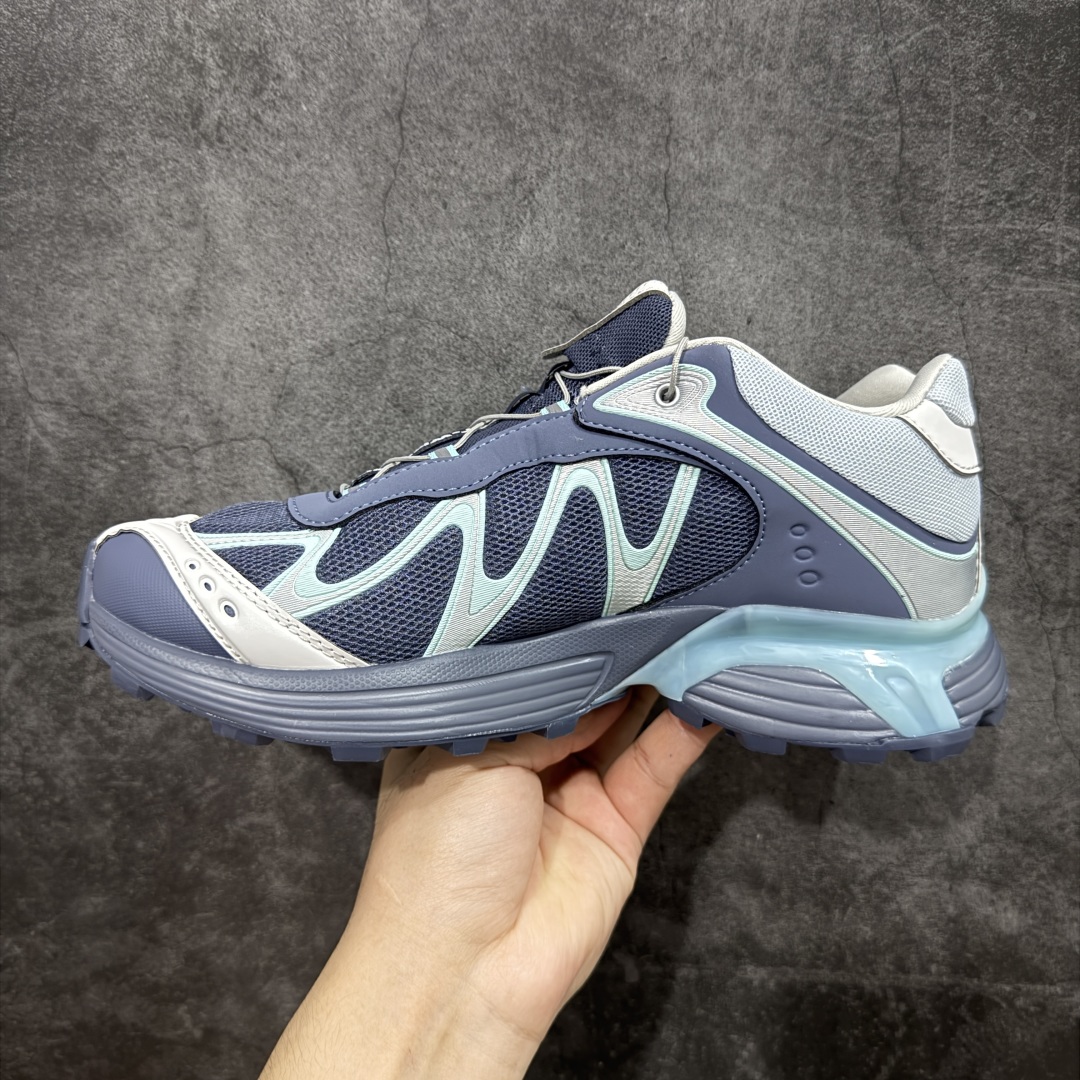 图片[2]-【666版本】SALOMON 萨洛蒙 XT-WHISPER 舒适百搭耐磨轻便低帮 休闲越野训练城市通勤跑步鞋 男女同款 灰蓝色 纯原外贸平台特供订单 耗时半年巨作 #全套原纸板楦头开发 #原厂特供网布配套加持 #确保原汁原味 完美呈现版型 #原档数据独家私模五层组合大底 #男女鞋同步官方开发至46 #原装Ortholite轻量化鞋垫 #中底布带钢印编号 原厂TPU锁扣 #进口港宝加持 后跟自然饱满 还原公司包裹性 #鞋面采用SENSIFT贴合技术 #全方位贴合包裹脚型 #鞋跟部鞋底牵引设计 #提供强大的抓地性能 #更适应野外崎岖不平的道路 #基于 SALOMON 初代 XT 鞋身造型并搭载 4D ADVANCED CHASSIS™ 大底打造而成 为这款 XT-WHISPER 带来了多项足部控制与保护等功能性 如在运动过程中控制左右晃动的过程而提高稳定性、改善长途越野过程中足中到足尖的过渡、提高感知岩石的精确度以抵抗尖锐物体对脚底的伤害以及采用动态缓冲来增强穿着舒适感 从而减轻疲劳感 使 XT-WHISPER 成为一双舒适且安全的户外之履 货号：479790 尺码：36 36.5 37.5 38 38.5 39 40 40.5 41 42 42.5 43 44 45 46-选品中心