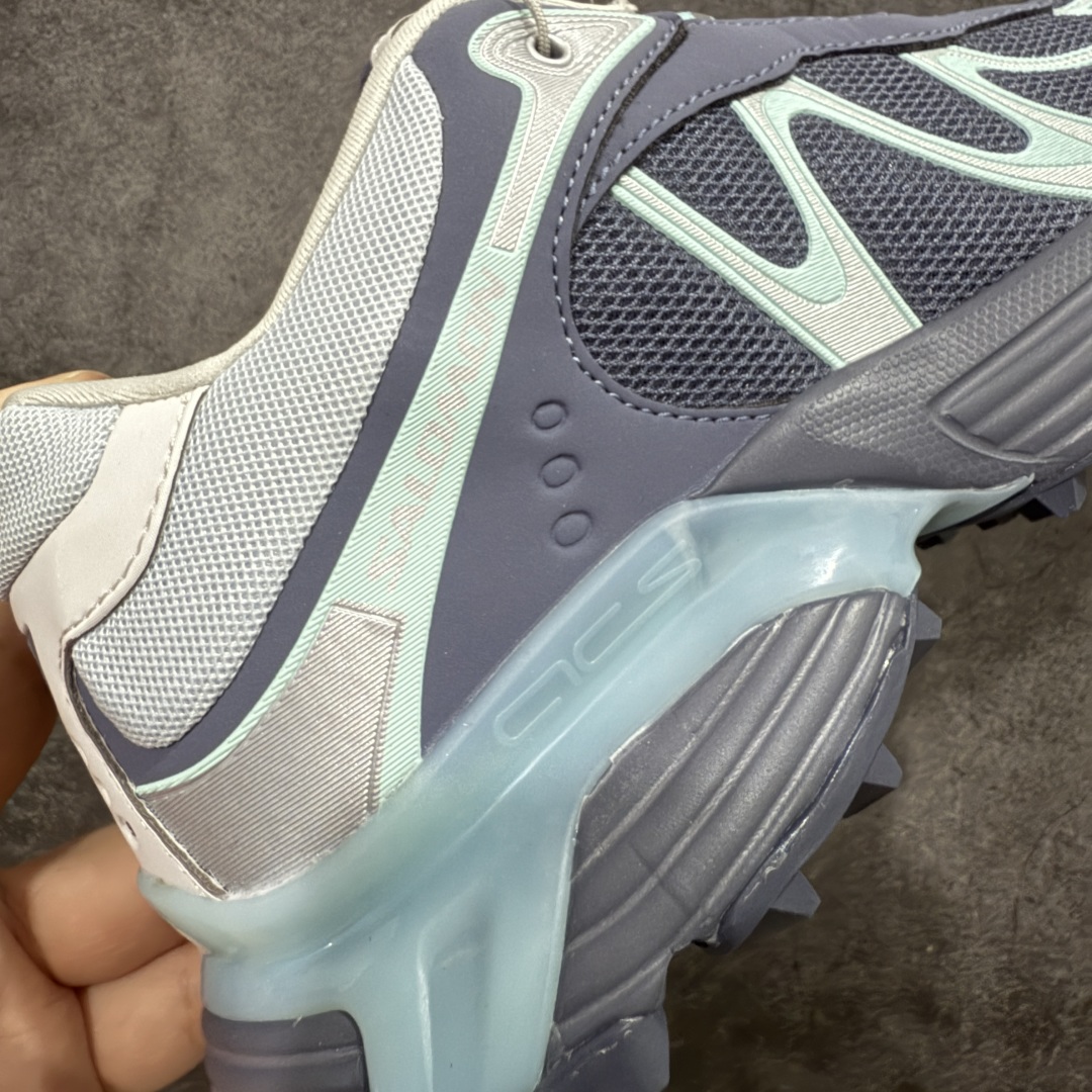 图片[3]-【666版本】SALOMON 萨洛蒙 XT-WHISPER 舒适百搭耐磨轻便低帮 休闲越野训练城市通勤跑步鞋 男女同款 灰蓝色 纯原外贸平台特供订单 耗时半年巨作 #全套原纸板楦头开发 #原厂特供网布配套加持 #确保原汁原味 完美呈现版型 #原档数据独家私模五层组合大底 #男女鞋同步官方开发至46 #原装Ortholite轻量化鞋垫 #中底布带钢印编号 原厂TPU锁扣 #进口港宝加持 后跟自然饱满 还原公司包裹性 #鞋面采用SENSIFT贴合技术 #全方位贴合包裹脚型 #鞋跟部鞋底牵引设计 #提供强大的抓地性能 #更适应野外崎岖不平的道路 #基于 SALOMON 初代 XT 鞋身造型并搭载 4D ADVANCED CHASSIS™ 大底打造而成 为这款 XT-WHISPER 带来了多项足部控制与保护等功能性 如在运动过程中控制左右晃动的过程而提高稳定性、改善长途越野过程中足中到足尖的过渡、提高感知岩石的精确度以抵抗尖锐物体对脚底的伤害以及采用动态缓冲来增强穿着舒适感 从而减轻疲劳感 使 XT-WHISPER 成为一双舒适且安全的户外之履 货号：479790 尺码：36 36.5 37.5 38 38.5 39 40 40.5 41 42 42.5 43 44 45 46-选品中心