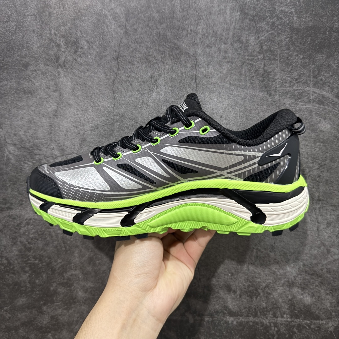 图片[2]-【公司级】HOKA ONE ONE Mafate Speed 2 Low 玛法特2代系列低帮轻量户外越野休闲运动慢跑鞋 HOKA ONE ONE 最近推出了一个胶囊系列 Origin Story 这个系列里的 Mafate Speed 2 可以说让我日思夜想有一阵子了 最近终于拔草 让我来分享一下这双也是上脚赞到爆的越野跑鞋吧 以阿尔卑斯山脉作为主题将亮黄色与蓝色调覆盖在这经典轮廓之上 配色的呈现效果相当亮眼 以至于很多人买这个配色是用来日常搭配的 鞋面采用超轻的无缝架构 轻薄的TPU贴在透气的鞋面材料上 减轻重量同时也保证了支撑性 鞋底则采用滚动平衡技术 引导跑者回归自然步态 祖传的神奇EVA材质中底依旧是一如既往地表现优秀 能提供充足的缓震 作为HOKA家的越野跑鞋 VIBRAM 橡胶大底也是必不可少的 即便在复杂湿滑的地形 依旧能有良好的抓地力及稳定性 鞋带采用了弹性不易松脱的扁宽弹性鞋带 前掌与中掌部分也进行了加宽 也更加适合亚洲人的脚型 是一款十分全面且足够强悍的户外硬核越野鞋 而这双极其亮眼的越野跑鞋恰好又是在江山一百中参赛的UTMB冠军 Ludovic POMMERET 夺冠时穿着的战靴 这就让它变得更加有吸引力了 用来日常搭配的话短裤是基本不挑 长裤我个人推荐阔腿裤 工装裤以及各种长筒牛仔裤都可以 尺码：36 36.5 37.5 38 38.5 39 40 40.5 41 42 42.5 43 44 44.5 45-选品中心