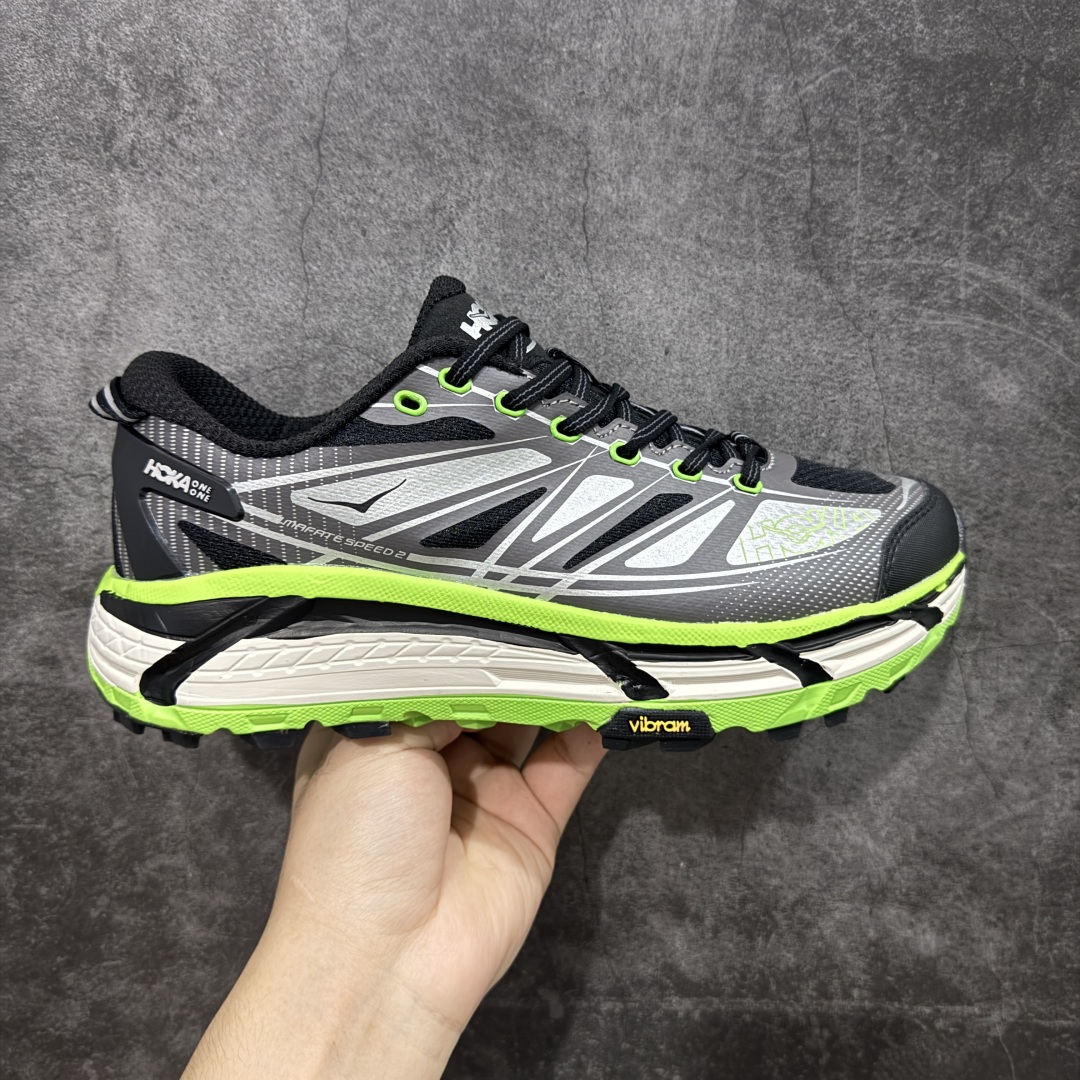 【公司级】HOKA ONE ONE Mafate Speed 2 Low 玛法特2代系列低帮轻量户外越野休闲运动慢跑鞋 HOKA ONE ONE 最近推出了一个胶囊系列 Origin Story 这个系列里的 Mafate Speed 2 可以说让我日思夜想有一阵子了 最近终于拔草 让我来分享一下这双也是上脚赞到爆的越野跑鞋吧 以阿尔卑斯山脉作为主题将亮黄色与蓝色调覆盖在这经典轮廓之上 配色的呈现效果相当亮眼 以至于很多人买这个配色是用来日常搭配的 鞋面采用超轻的无缝架构 轻薄的TPU贴在透气的鞋面材料上 减轻重量同时也保证了支撑性 鞋底则采用滚动平衡技术 引导跑者回归自然步态 祖传的神奇EVA材质中底依旧是一如既往地表现优秀 能提供充足的缓震 作为HOKA家的越野跑鞋 VIBRAM 橡胶大底也是必不可少的 即便在复杂湿滑的地形 依旧能有良好的抓地力及稳定性 鞋带采用了弹性不易松脱的扁宽弹性鞋带 前掌与中掌部分也进行了加宽 也更加适合亚洲人的脚型 是一款十分全面且足够强悍的户外硬核越野鞋 而这双极其亮眼的越野跑鞋恰好又是在江山一百中参赛的UTMB冠军 Ludovic POMMERET 夺冠时穿着的战靴 这就让它变得更加有吸引力了 用来日常搭配的话短裤是基本不挑 长裤我个人推荐阔腿裤 工装裤以及各种长筒牛仔裤都可以 尺码:36 36.5 37.5 38 38.5 39 40 40.5 41 42 42.5 43 44 44.5 45-选品中心