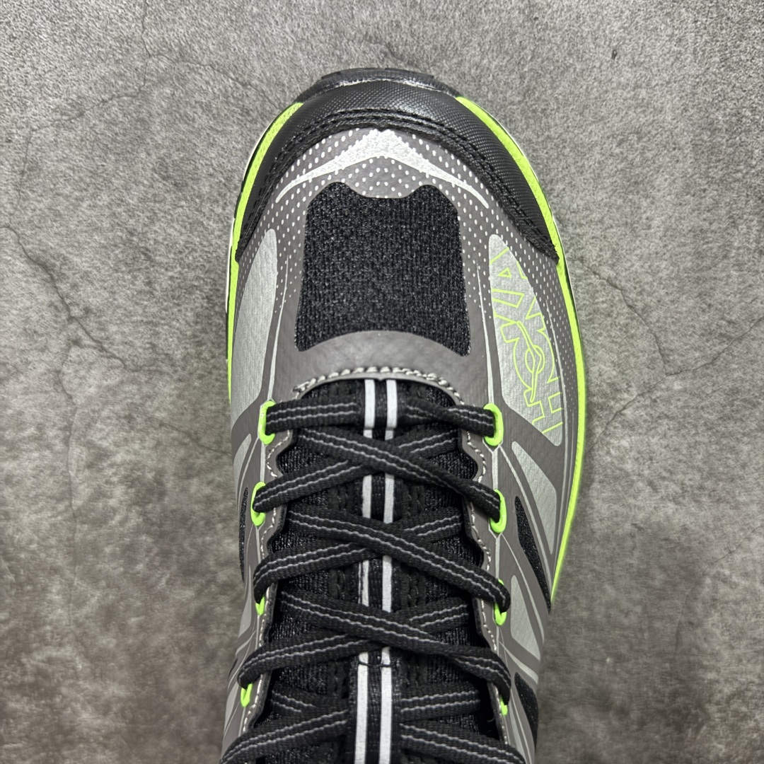 图片[5]-【公司级】HOKA ONE ONE Mafate Speed 2 Low 玛法特2代系列低帮轻量户外越野休闲运动慢跑鞋 HOKA ONE ONE 最近推出了一个胶囊系列 Origin Story 这个系列里的 Mafate Speed 2 可以说让我日思夜想有一阵子了 最近终于拔草 让我来分享一下这双也是上脚赞到爆的越野跑鞋吧 以阿尔卑斯山脉作为主题将亮黄色与蓝色调覆盖在这经典轮廓之上 配色的呈现效果相当亮眼 以至于很多人买这个配色是用来日常搭配的 鞋面采用超轻的无缝架构 轻薄的TPU贴在透气的鞋面材料上 减轻重量同时也保证了支撑性 鞋底则采用滚动平衡技术 引导跑者回归自然步态 祖传的神奇EVA材质中底依旧是一如既往地表现优秀 能提供充足的缓震 作为HOKA家的越野跑鞋 VIBRAM 橡胶大底也是必不可少的 即便在复杂湿滑的地形 依旧能有良好的抓地力及稳定性 鞋带采用了弹性不易松脱的扁宽弹性鞋带 前掌与中掌部分也进行了加宽 也更加适合亚洲人的脚型 是一款十分全面且足够强悍的户外硬核越野鞋 而这双极其亮眼的越野跑鞋恰好又是在江山一百中参赛的UTMB冠军 Ludovic POMMERET 夺冠时穿着的战靴 这就让它变得更加有吸引力了 用来日常搭配的话短裤是基本不挑 长裤我个人推荐阔腿裤 工装裤以及各种长筒牛仔裤都可以 尺码：36 36.5 37.5 38 38.5 39 40 40.5 41 42 42.5 43 44 44.5 45-选品中心