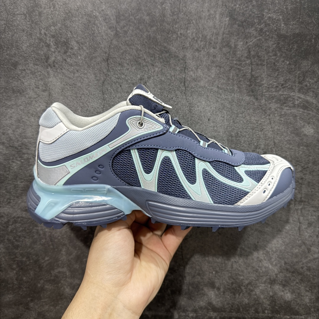 【666版本】SALOMON 萨洛蒙 XT-WHISPER 舒适百搭耐磨轻便低帮 休闲越野训练城市通勤跑步鞋 男女同款 灰蓝色 纯原外贸平台特供订单 耗时半年巨作 #全套原纸板楦头开发 #原厂特供网布配套加持 #确保原汁原味 完美呈现版型 #原档数据独家私模五层组合大底 #男女鞋同步官方开发至46 #原装Ortholite轻量化鞋垫 #中底布带钢印编号 原厂TPU锁扣 #进口港宝加持 后跟自然饱满 还原公司包裹性 #鞋面采用SENSIFT贴合技术 #全方位贴合包裹脚型 #鞋跟部鞋底牵引设计 #提供强大的抓地性能 #更适应野外崎岖不平的道路 #基于 SALOMON 初代 XT 鞋身造型并搭载 4D ADVANCED CHASSIS™ 大底打造而成 为这款 XT-WHISPER 带来了多项足部控制与保护等功能性 如在运动过程中控制左右晃动的过程而提高稳定性、改善长途越野过程中足中到足尖的过渡、提高感知岩石的精确度以抵抗尖锐物体对脚底的伤害以及采用动态缓冲来增强穿着舒适感 从而减轻疲劳感 使 XT-WHISPER 成为一双舒适且安全的户外之履 货号:479790 尺码:36 36.5 37.5 38 38.5 39 40 40.5 41 42 42.5 43 44 45 46-选品中心