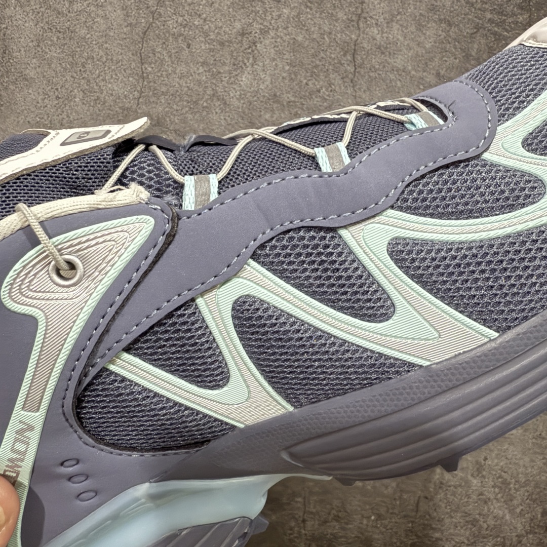 图片[4]-【666版本】SALOMON 萨洛蒙 XT-WHISPER 舒适百搭耐磨轻便低帮 休闲越野训练城市通勤跑步鞋 男女同款 灰蓝色 纯原外贸平台特供订单 耗时半年巨作 #全套原纸板楦头开发 #原厂特供网布配套加持 #确保原汁原味 完美呈现版型 #原档数据独家私模五层组合大底 #男女鞋同步官方开发至46 #原装Ortholite轻量化鞋垫 #中底布带钢印编号 原厂TPU锁扣 #进口港宝加持 后跟自然饱满 还原公司包裹性 #鞋面采用SENSIFT贴合技术 #全方位贴合包裹脚型 #鞋跟部鞋底牵引设计 #提供强大的抓地性能 #更适应野外崎岖不平的道路 #基于 SALOMON 初代 XT 鞋身造型并搭载 4D ADVANCED CHASSIS™ 大底打造而成 为这款 XT-WHISPER 带来了多项足部控制与保护等功能性 如在运动过程中控制左右晃动的过程而提高稳定性、改善长途越野过程中足中到足尖的过渡、提高感知岩石的精确度以抵抗尖锐物体对脚底的伤害以及采用动态缓冲来增强穿着舒适感 从而减轻疲劳感 使 XT-WHISPER 成为一双舒适且安全的户外之履 货号：479790 尺码：36 36.5 37.5 38 38.5 39 40 40.5 41 42 42.5 43 44 45 46-选品中心