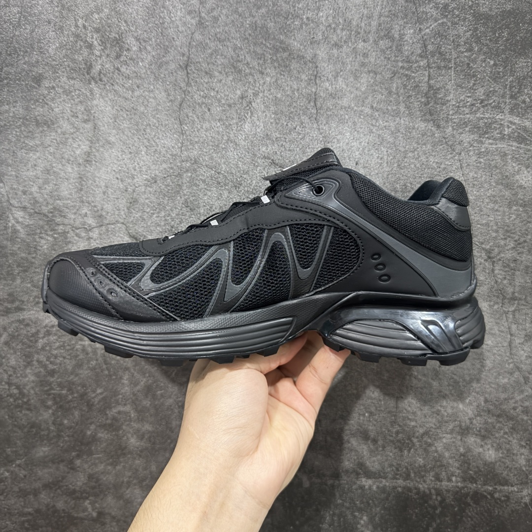图片[2]-【666版本】SALOMON 萨洛蒙 XT-WHISPER 舒适百搭耐磨轻便低帮 休闲越野训练城市通勤跑步鞋 男女同款 黑色 纯原外贸平台特供订单 耗时半年巨作 #全套原纸板楦头开发 #原厂特供网布配套加持 #确保原汁原味 完美呈现版型 #原档数据独家私模五层组合大底 #男女鞋同步官方开发至46 #原装Ortholite轻量化鞋垫 #中底布带钢印编号 原厂TPU锁扣 #进口港宝加持 后跟自然饱满 还原公司包裹性 #鞋面采用SENSIFT贴合技术 #全方位贴合包裹脚型 #鞋跟部鞋底牵引设计 #提供强大的抓地性能 #更适应野外崎岖不平的道路 #基于 SALOMON 初代 XT 鞋身造型并搭载 4D ADVANCED CHASSIS™ 大底打造而成 为这款 XT-WHISPER 带来了多项足部控制与保护等功能性 如在运动过程中控制左右晃动的过程而提高稳定性、改善长途越野过程中足中到足尖的过渡、提高感知岩石的精确度以抵抗尖锐物体对脚底的伤害以及采用动态缓冲来增强穿着舒适感 从而减轻疲劳感 使 XT-WHISPER 成为一双舒适且安全的户外之履 货号：477620 尺码：36 36.5 37.5 38 38.5 39 40 40.5 41 42 42.5 43 44 45 46-选品中心