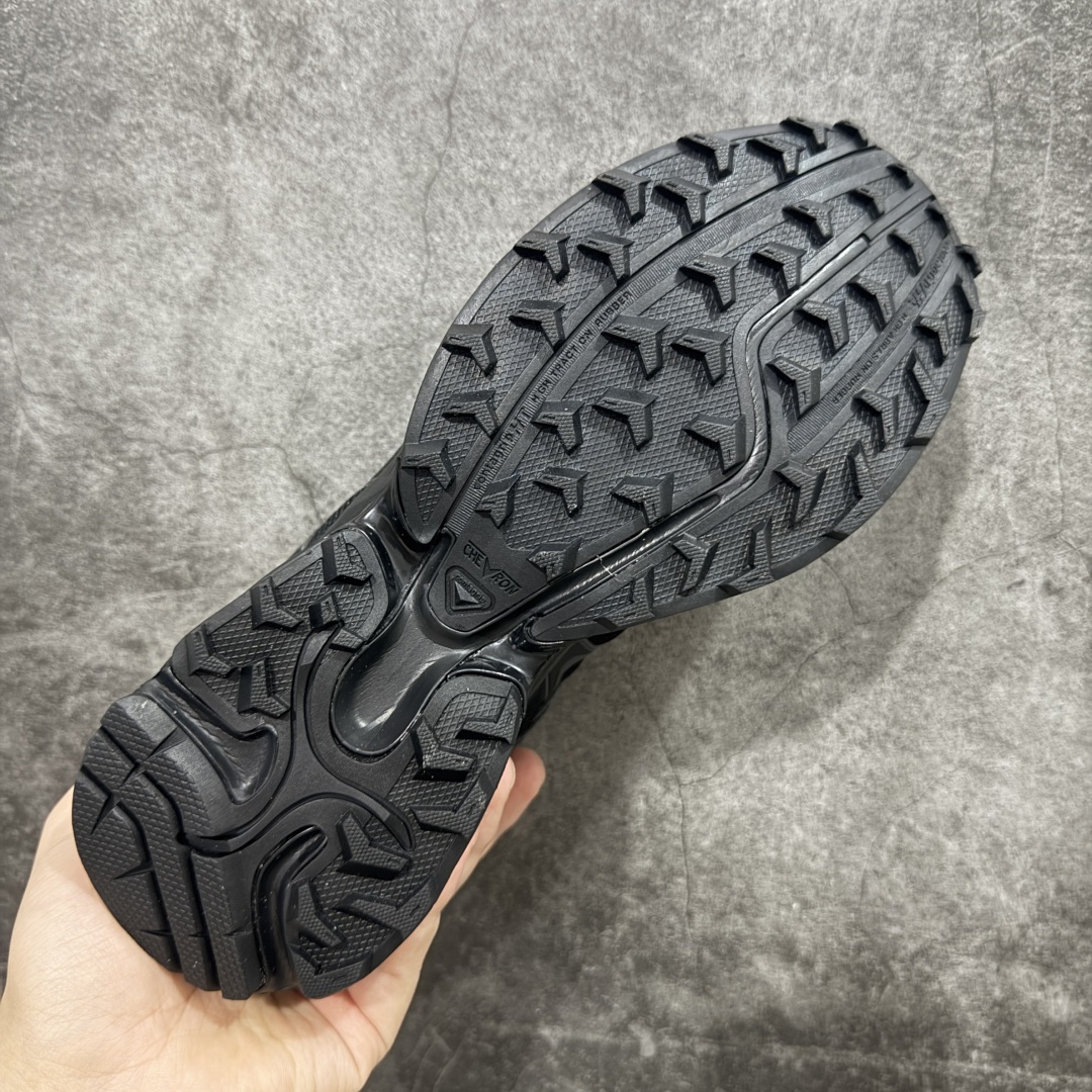 图片[9]-【666版本】SALOMON 萨洛蒙 XT-WHISPER 舒适百搭耐磨轻便低帮 休闲越野训练城市通勤跑步鞋 男女同款 黑色 纯原外贸平台特供订单 耗时半年巨作 #全套原纸板楦头开发 #原厂特供网布配套加持 #确保原汁原味 完美呈现版型 #原档数据独家私模五层组合大底 #男女鞋同步官方开发至46 #原装Ortholite轻量化鞋垫 #中底布带钢印编号 原厂TPU锁扣 #进口港宝加持 后跟自然饱满 还原公司包裹性 #鞋面采用SENSIFT贴合技术 #全方位贴合包裹脚型 #鞋跟部鞋底牵引设计 #提供强大的抓地性能 #更适应野外崎岖不平的道路 #基于 SALOMON 初代 XT 鞋身造型并搭载 4D ADVANCED CHASSIS™ 大底打造而成 为这款 XT-WHISPER 带来了多项足部控制与保护等功能性 如在运动过程中控制左右晃动的过程而提高稳定性、改善长途越野过程中足中到足尖的过渡、提高感知岩石的精确度以抵抗尖锐物体对脚底的伤害以及采用动态缓冲来增强穿着舒适感 从而减轻疲劳感 使 XT-WHISPER 成为一双舒适且安全的户外之履 货号：477620 尺码：36 36.5 37.5 38 38.5 39 40 40.5 41 42 42.5 43 44 45 46-选品中心