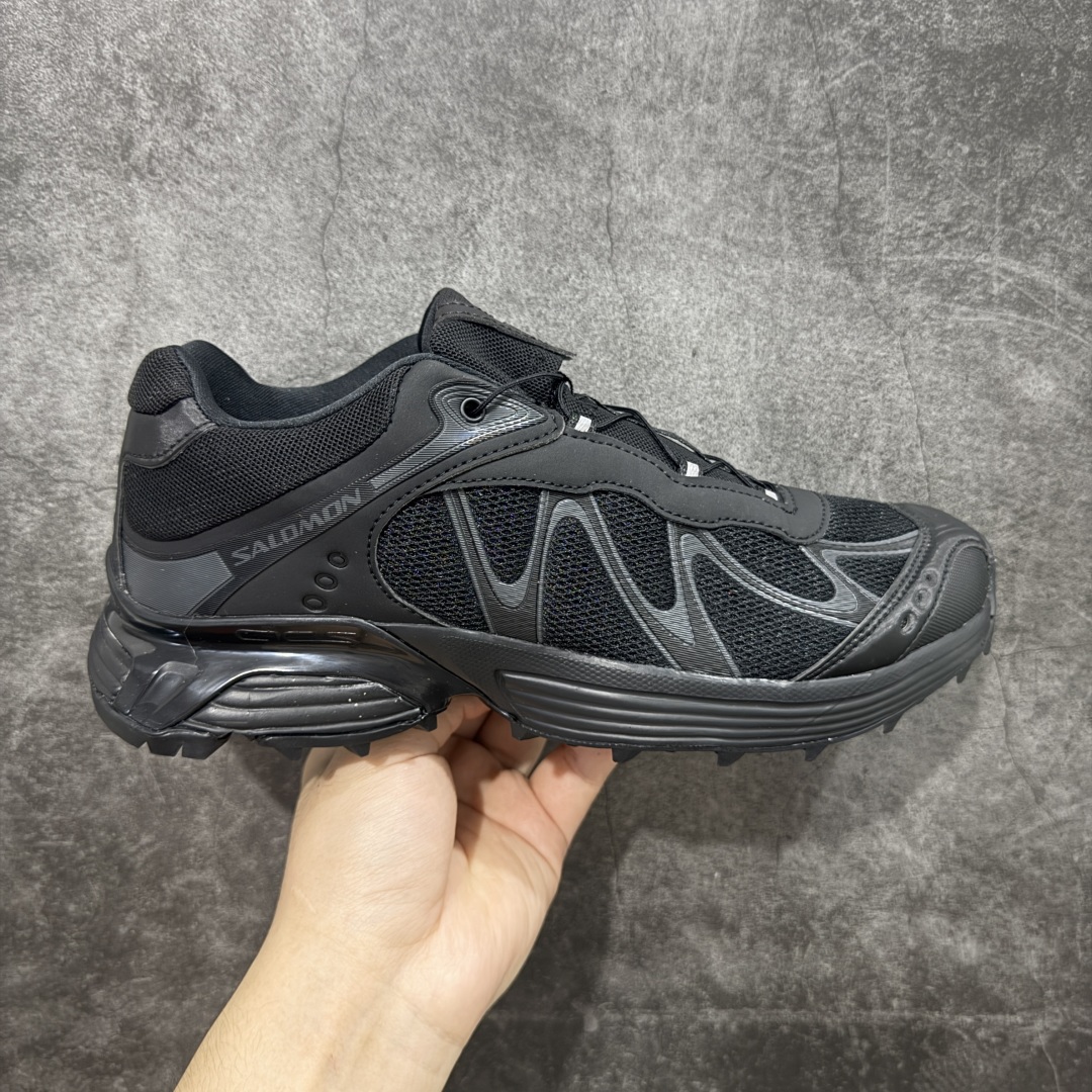 【666版本】SALOMON 萨洛蒙 XT-WHISPER 舒适百搭耐磨轻便低帮 休闲越野训练城市通勤跑步鞋 男女同款 黑色 纯原外贸平台特供订单 耗时半年巨作 #全套原纸板楦头开发 #原厂特供网布配套加持 #确保原汁原味 完美呈现版型 #原档数据独家私模五层组合大底 #男女鞋同步官方开发至46 #原装Ortholite轻量化鞋垫 #中底布带钢印编号 原厂TPU锁扣 #进口港宝加持 后跟自然饱满 还原公司包裹性 #鞋面采用SENSIFT贴合技术 #全方位贴合包裹脚型 #鞋跟部鞋底牵引设计 #提供强大的抓地性能 #更适应野外崎岖不平的道路 #基于 SALOMON 初代 XT 鞋身造型并搭载 4D ADVANCED CHASSIS™ 大底打造而成 为这款 XT-WHISPER 带来了多项足部控制与保护等功能性 如在运动过程中控制左右晃动的过程而提高稳定性、改善长途越野过程中足中到足尖的过渡、提高感知岩石的精确度以抵抗尖锐物体对脚底的伤害以及采用动态缓冲来增强穿着舒适感 从而减轻疲劳感 使 XT-WHISPER 成为一双舒适且安全的户外之履 货号:477620 尺码:36 36.5 37.5 38 38.5 39 40 40.5 41 42 42.5 43 44 45 46-选品中心