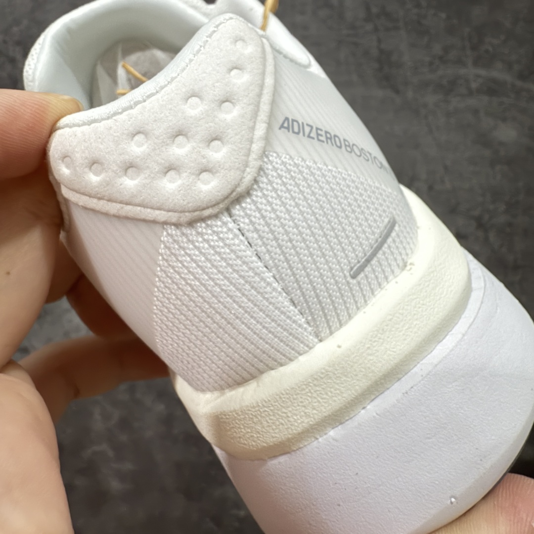 图片[2]-【HD真碳组合底】Ad Adizero Boston 13 阿迪马拉松系列超轻防滑训练跑步运动鞋 JS4939 真碳柱 组合底版本 区别市场涂漆假碳一体大底货 这双跑鞋在保留了前一代的核心科技的基础上，做了一些调整和优化，让跑鞋的脚感更加柔软、回弹和舒适。同时，它也回归了 BOSTON 系列原本的精神，提供了一双适合各种训练和速度的性能跑鞋。 尺码：36 36.5 37 38 38.5 39 40 40.5 41 42 42.5 43 44 44.5 45-选品中心