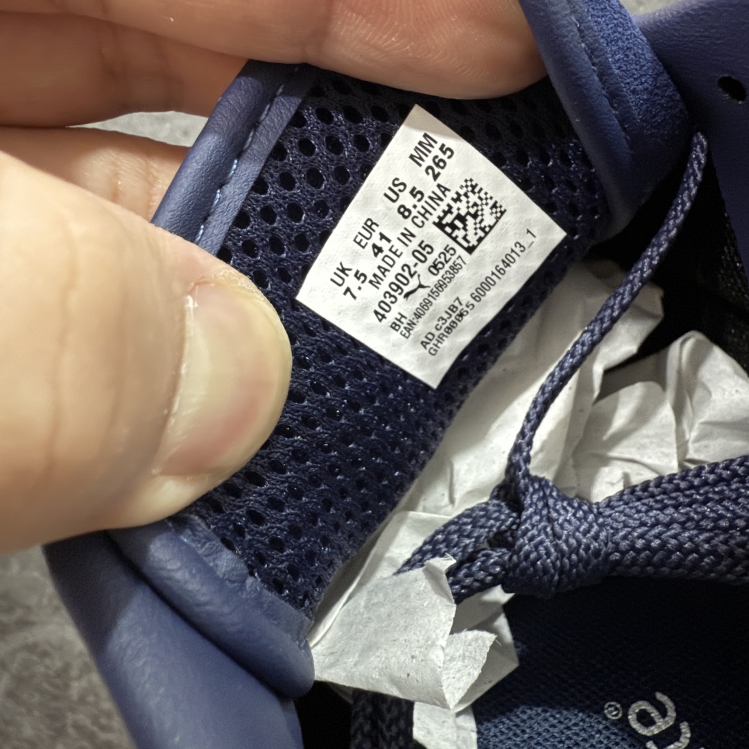 图片[6]-【CS纯原版】Puma Speedcat OG Sparco 彪马罗马阿莫尔系列 复古运动休闲赛车跑鞋 蓝银 市场第一梯队品质 版型 细节 烫金走线 完全碾压市场任意版本 欢迎对比🆚 工厂耗时3个月开发 原装档案原数据纸版楦型 采用固色翻毛皮鞋面材质(正确二次成型\’猛帮\’成型工艺🆚区别市面版本!!) 外置原数据开发轻量耐磨橡胶大底💪🏻 全球知名运动品牌PUMA宝马赛车系列 融合了宝马车队的标志性配色 以趣味十足又前卫复古的设计引领潮流 将赛道精神融入街头时尚 开启前卫竞速之旅 主打前卫复古风 Roma鞋款的鞋侧以复古的流线造型 缀以宝马经典Logo 巧妙吸睛 而Speedcat鞋款以亮眼三色条纹元素缀以舒适鞋面 赋予了独特的个性美学 演绎赛车的无尽能量 货号：403902-05 尺码：35-45-选品中心