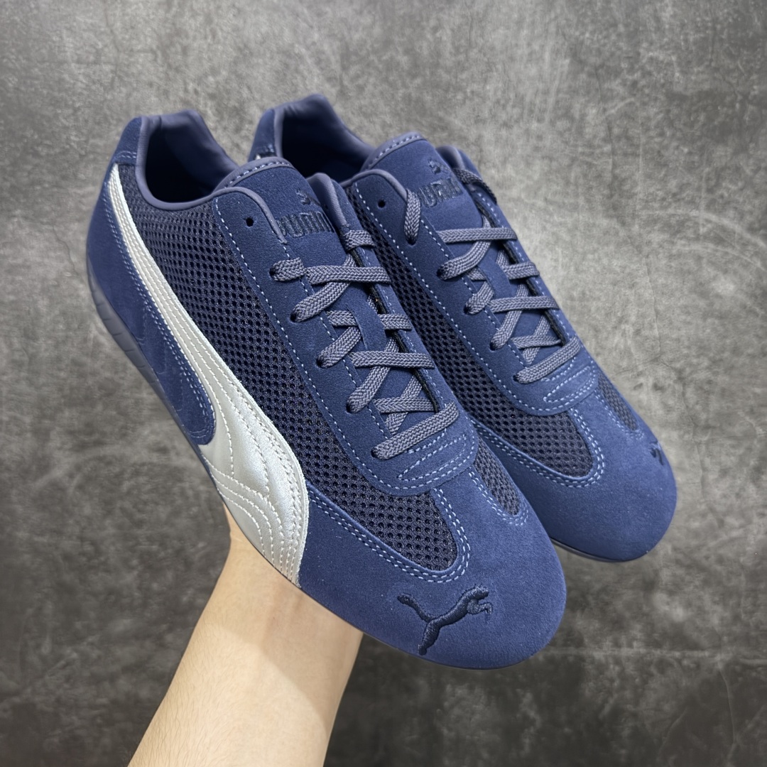 【CS纯原版】Puma Speedcat OG Sparco 彪马罗马阿莫尔系列 复古运动休闲赛车跑鞋 蓝银 市场第一梯队品质 版型 细节 烫金走线 完全碾压市场任意版本 欢迎对比🆚 工厂耗时3个月开发 原装档案原数据纸版楦型 采用固色翻毛皮鞋面材质(正确二次成型\'猛帮\'成型工艺🆚区别市面版本!!) 外置原数据开发轻量耐磨橡胶大底💪🏻 全球知名运动品牌PUMA宝马赛车系列 融合了宝马车队的标志性配色 以趣味十足又前卫复古的设计引领潮流 将赛道精神融入街头时尚 开启前卫竞速之旅 主打前卫复古风 Roma鞋款的鞋侧以复古的流线造型 缀以宝马经典Logo 巧妙吸睛 而Speedcat鞋款以亮眼三色条纹元素缀以舒适鞋面 赋予了独特的个性美学 演绎赛车的无尽能量 货号:403902-05 尺码:35-45-选品中心