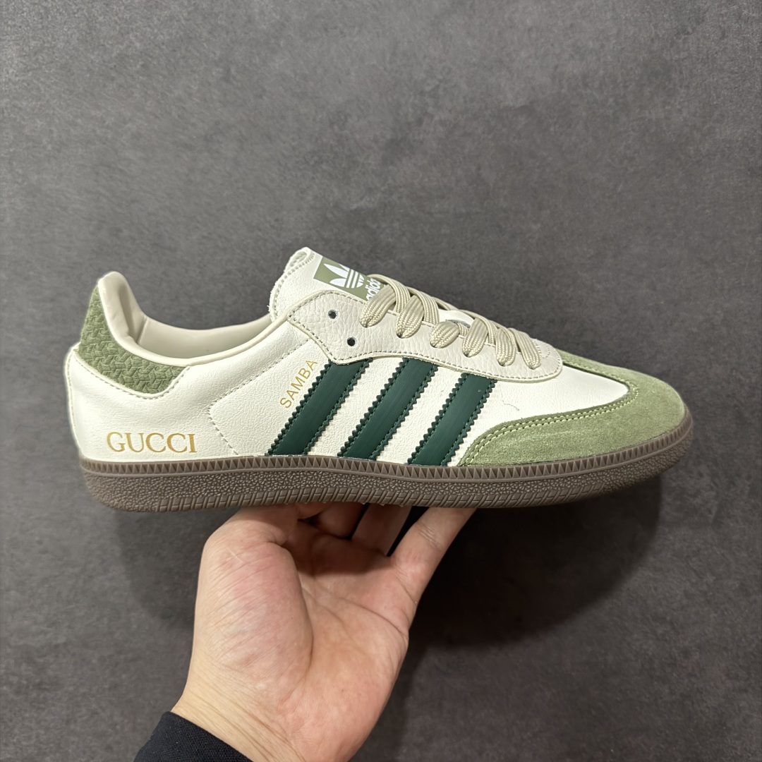 【定制版】adidas originals Samba OG x GUCCI 绿白 桑巴舞系列复古经典轻便板鞋 此款以简约大方的造型设计 给人以随性休闲的时尚格调 穿着舒适轻便,运动灵活自如 满足日常个性穿搭 货号:GJ75804 尺码:36 36.5 37 38 38.5 39 40 40.5 41 42 42.5 43 44 44.5 45-选品中心
