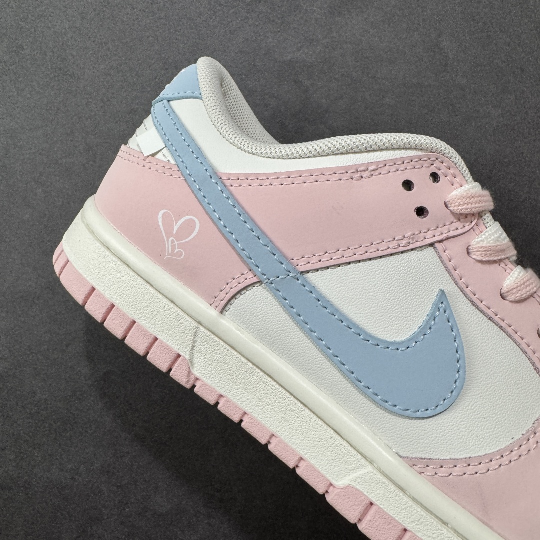 图片[6]-【YC纯原】Nike Dunk SB Low 耐克 SB 低帮 冰莓汽水 此款以甜美满分的粉蓝撞色，诠释出冰莓汽水般的清爽沁甜。鞋面采用细腻皮革承载柔美气质，似融化的草莓冰沙包裹鞋身，粉白双鞋带贯穿其中，编织出完美的色彩呼应。侧翼Swoosh Logo如夏日气泡水般清透澄澈，瞬间打破温柔，最后在鞋跟处点缀精巧的「爱心」，让酷飒感中有了怦然心动的小确幸。 货号：PB0508-035 尺码：35.5 36 36.5 37.5 38 38.5 39 40-选品中心