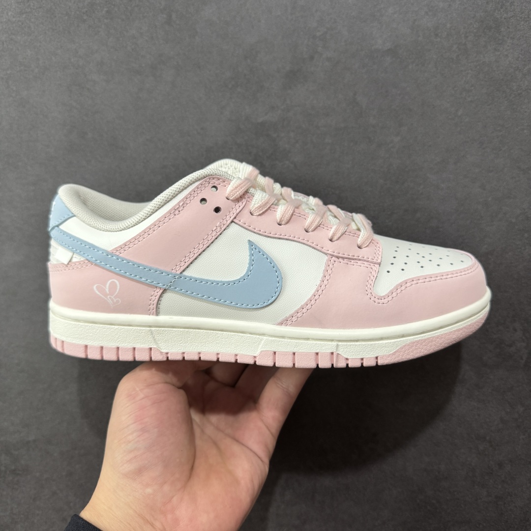 【YC纯原】Nike Dunk SB Low 耐克 SB 低帮 冰莓汽水 此款以甜美满分的粉蓝撞色，诠释出冰莓汽水般的清爽沁甜。鞋面采用细腻皮革承载柔美气质，似融化的草莓冰沙包裹鞋身，粉白双鞋带贯穿其中，编织出完美的色彩呼应。侧翼Swoosh Logo如夏日气泡水般清透澄澈，瞬间打破温柔，最后在鞋跟处点缀精巧的「爱心」，让酷飒感中有了怦然心动的小确幸。 货号：PB0508-035 尺码：35.5 36 36.5 37.5 38 38.5 39 40-选品中心