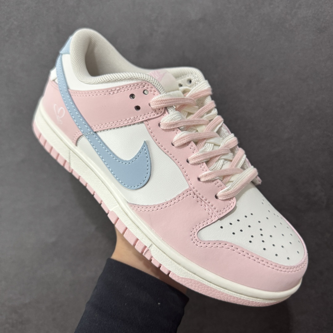 图片[3]-【YC纯原】Nike Dunk SB Low 耐克 SB 低帮 冰莓汽水 此款以甜美满分的粉蓝撞色，诠释出冰莓汽水般的清爽沁甜。鞋面采用细腻皮革承载柔美气质，似融化的草莓冰沙包裹鞋身，粉白双鞋带贯穿其中，编织出完美的色彩呼应。侧翼Swoosh Logo如夏日气泡水般清透澄澈，瞬间打破温柔，最后在鞋跟处点缀精巧的「爱心」，让酷飒感中有了怦然心动的小确幸。 货号：PB0508-035 尺码：35.5 36 36.5 37.5 38 38.5 39 40-选品中心