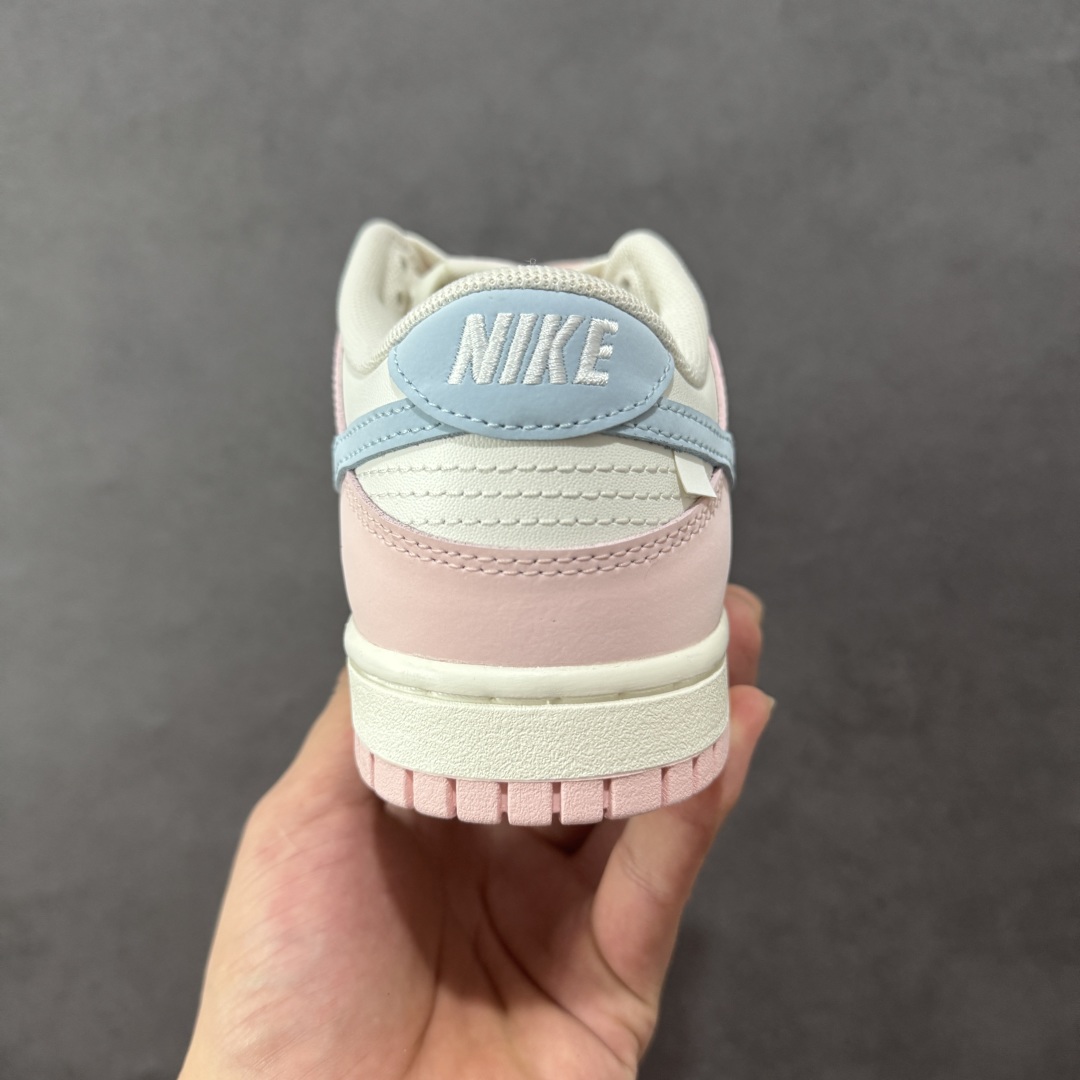 图片[4]-【YC纯原】Nike Dunk SB Low 耐克 SB 低帮 冰莓汽水 此款以甜美满分的粉蓝撞色，诠释出冰莓汽水般的清爽沁甜。鞋面采用细腻皮革承载柔美气质，似融化的草莓冰沙包裹鞋身，粉白双鞋带贯穿其中，编织出完美的色彩呼应。侧翼Swoosh Logo如夏日气泡水般清透澄澈，瞬间打破温柔，最后在鞋跟处点缀精巧的「爱心」，让酷飒感中有了怦然心动的小确幸。 货号：PB0508-035 尺码：35.5 36 36.5 37.5 38 38.5 39 40-选品中心