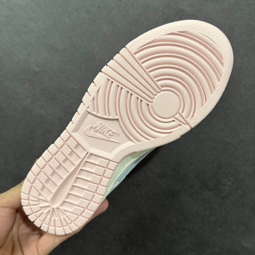 图片[9]-【YC纯原】Nike Dunk SB Low 耐克 SB 低帮 冰莓汽水 此款以甜美满分的粉蓝撞色，诠释出冰莓汽水般的清爽沁甜。鞋面采用细腻皮革承载柔美气质，似融化的草莓冰沙包裹鞋身，粉白双鞋带贯穿其中，编织出完美的色彩呼应。侧翼Swoosh Logo如夏日气泡水般清透澄澈，瞬间打破温柔，最后在鞋跟处点缀精巧的「爱心」，让酷飒感中有了怦然心动的小确幸。 货号：PB0508-035 尺码：35.5 36 36.5 37.5 38 38.5 39 40-选品中心