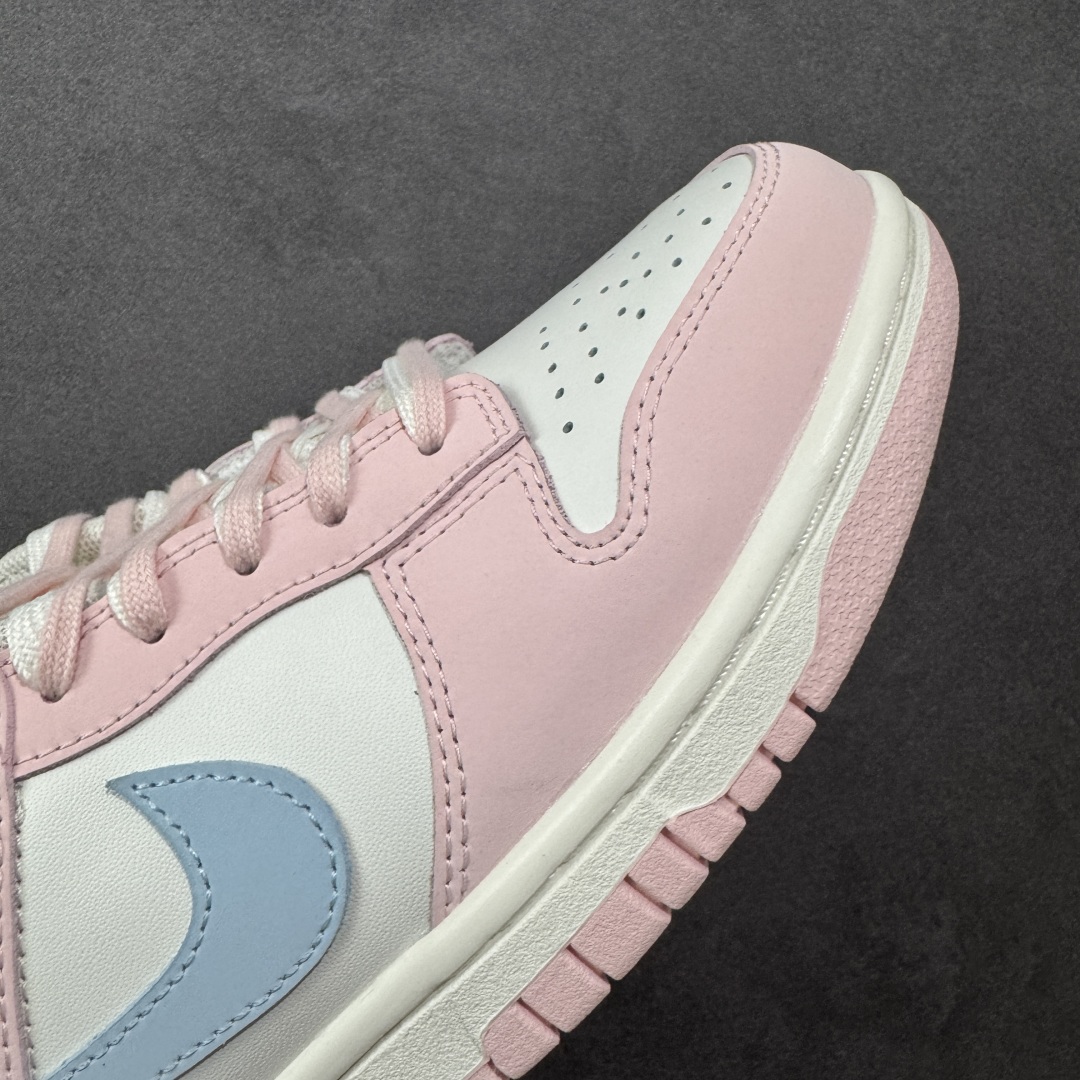 图片[5]-【YC纯原】Nike Dunk SB Low 耐克 SB 低帮 冰莓汽水 此款以甜美满分的粉蓝撞色，诠释出冰莓汽水般的清爽沁甜。鞋面采用细腻皮革承载柔美气质，似融化的草莓冰沙包裹鞋身，粉白双鞋带贯穿其中，编织出完美的色彩呼应。侧翼Swoosh Logo如夏日气泡水般清透澄澈，瞬间打破温柔，最后在鞋跟处点缀精巧的「爱心」，让酷飒感中有了怦然心动的小确幸。 货号：PB0508-035 尺码：35.5 36 36.5 37.5 38 38.5 39 40-选品中心