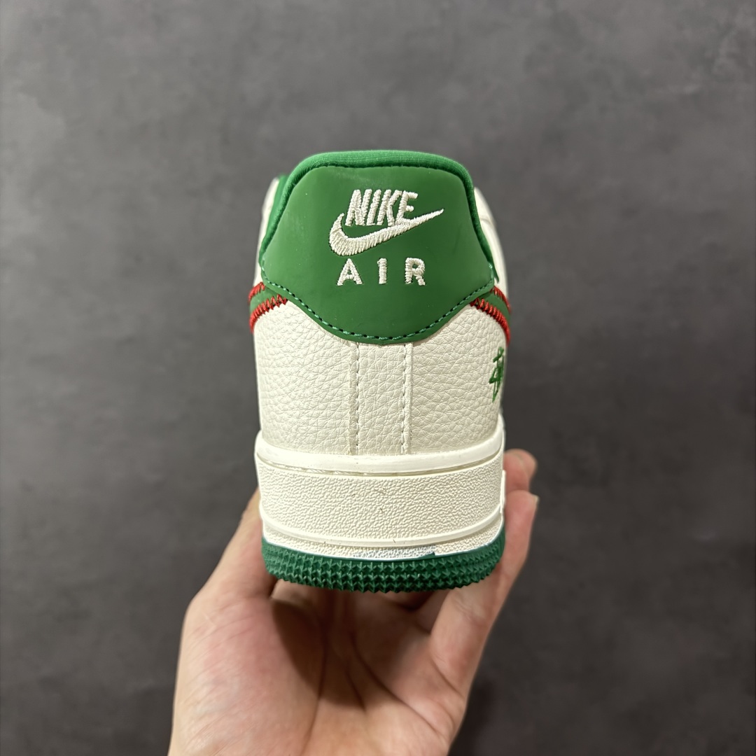 图片[4]-【定制版】Stussy x Nike Air Force 1 Low 斯图西 x 耐克 空军一号 低帮 米白绿 鞋身整体采用米白色皮革搭配米白色皮革框架覆盖层，设计独特且充满时尚感；鞋身两侧Swoosh Logo采用绿色皮革点缀并以红色缝线进行描边，后跟装饰片使用绿色制作，鞋舌标签上以Stussy字样呈现，后跟Nike Swoosh Logo及Air辅以白色刺绣打造，后跟侧方印有Stussy字样，彰显联名身份；最后以米白色中底搭配绿色橡胶外底完善整体设计收尾。 货号：KJ1688-002 尺码：36-45带半码-选品中心