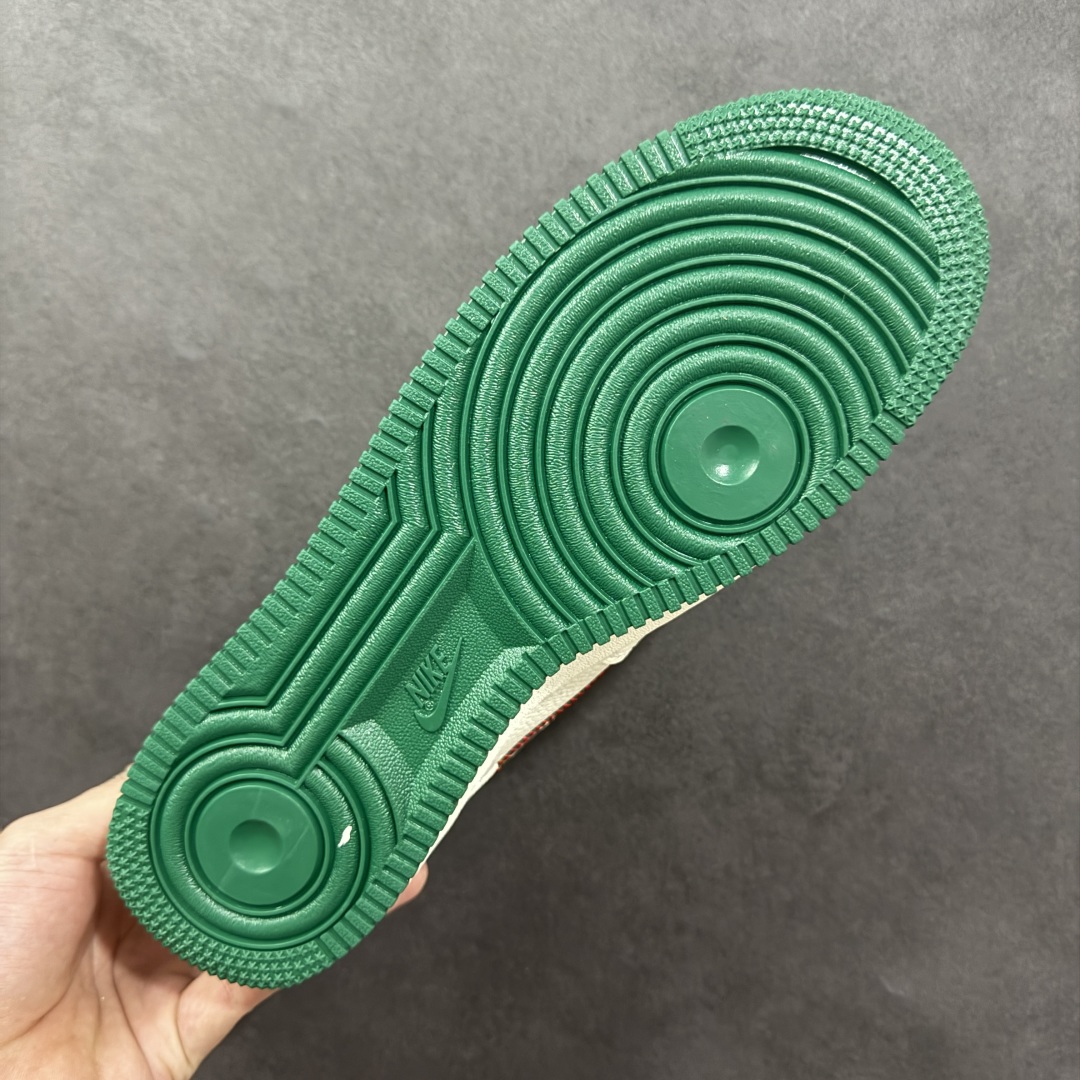 图片[9]-【定制版】Stussy x Nike Air Force 1 Low 斯图西 x 耐克 空军一号 低帮 米白绿 鞋身整体采用米白色皮革搭配米白色皮革框架覆盖层，设计独特且充满时尚感；鞋身两侧Swoosh Logo采用绿色皮革点缀并以红色缝线进行描边，后跟装饰片使用绿色制作，鞋舌标签上以Stussy字样呈现，后跟Nike Swoosh Logo及Air辅以白色刺绣打造，后跟侧方印有Stussy字样，彰显联名身份；最后以米白色中底搭配绿色橡胶外底完善整体设计收尾。 货号：KJ1688-002 尺码：36-45带半码-选品中心