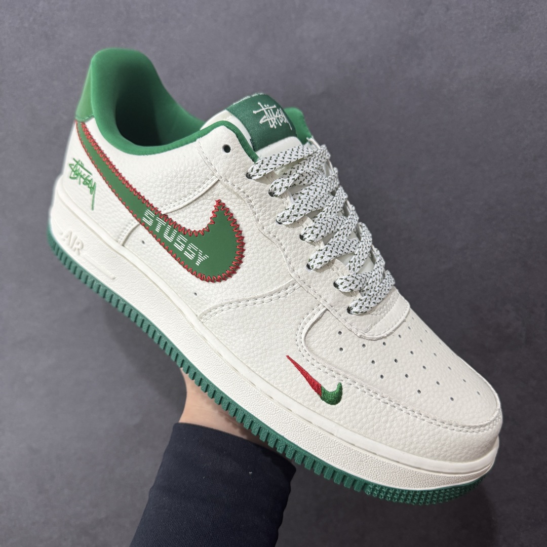 图片[3]-【定制版】Stussy x Nike Air Force 1 Low 斯图西 x 耐克 空军一号 低帮 米白绿 鞋身整体采用米白色皮革搭配米白色皮革框架覆盖层，设计独特且充满时尚感；鞋身两侧Swoosh Logo采用绿色皮革点缀并以红色缝线进行描边，后跟装饰片使用绿色制作，鞋舌标签上以Stussy字样呈现，后跟Nike Swoosh Logo及Air辅以白色刺绣打造，后跟侧方印有Stussy字样，彰显联名身份；最后以米白色中底搭配绿色橡胶外底完善整体设计收尾。 货号：KJ1688-002 尺码：36-45带半码-选品中心